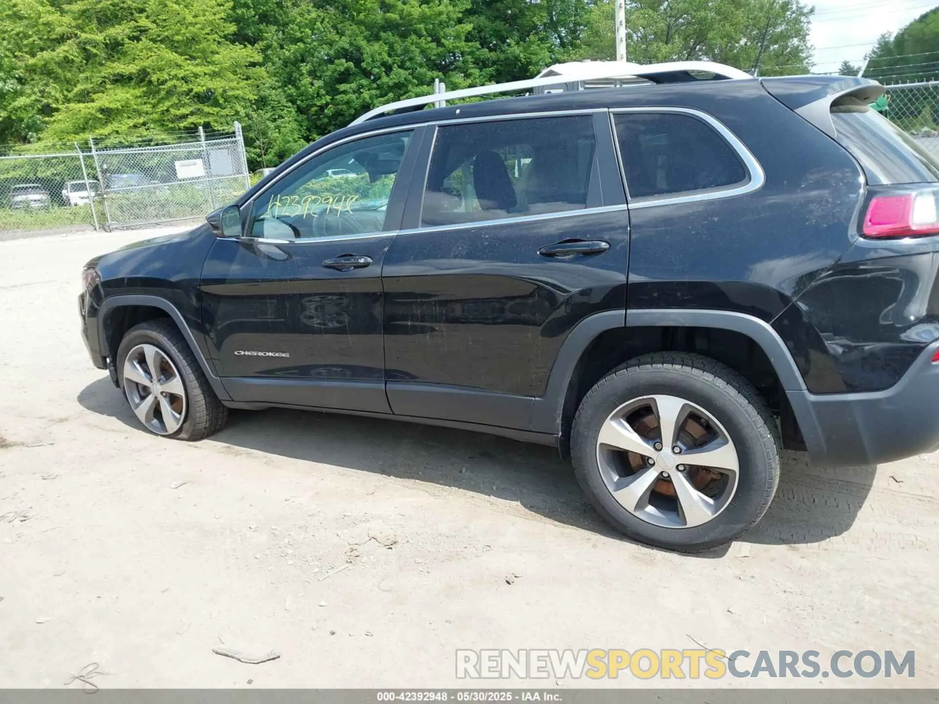 14 Photograph of a damaged car 1C4PJMDX8LD607075 JEEP CHEROKEE 2020