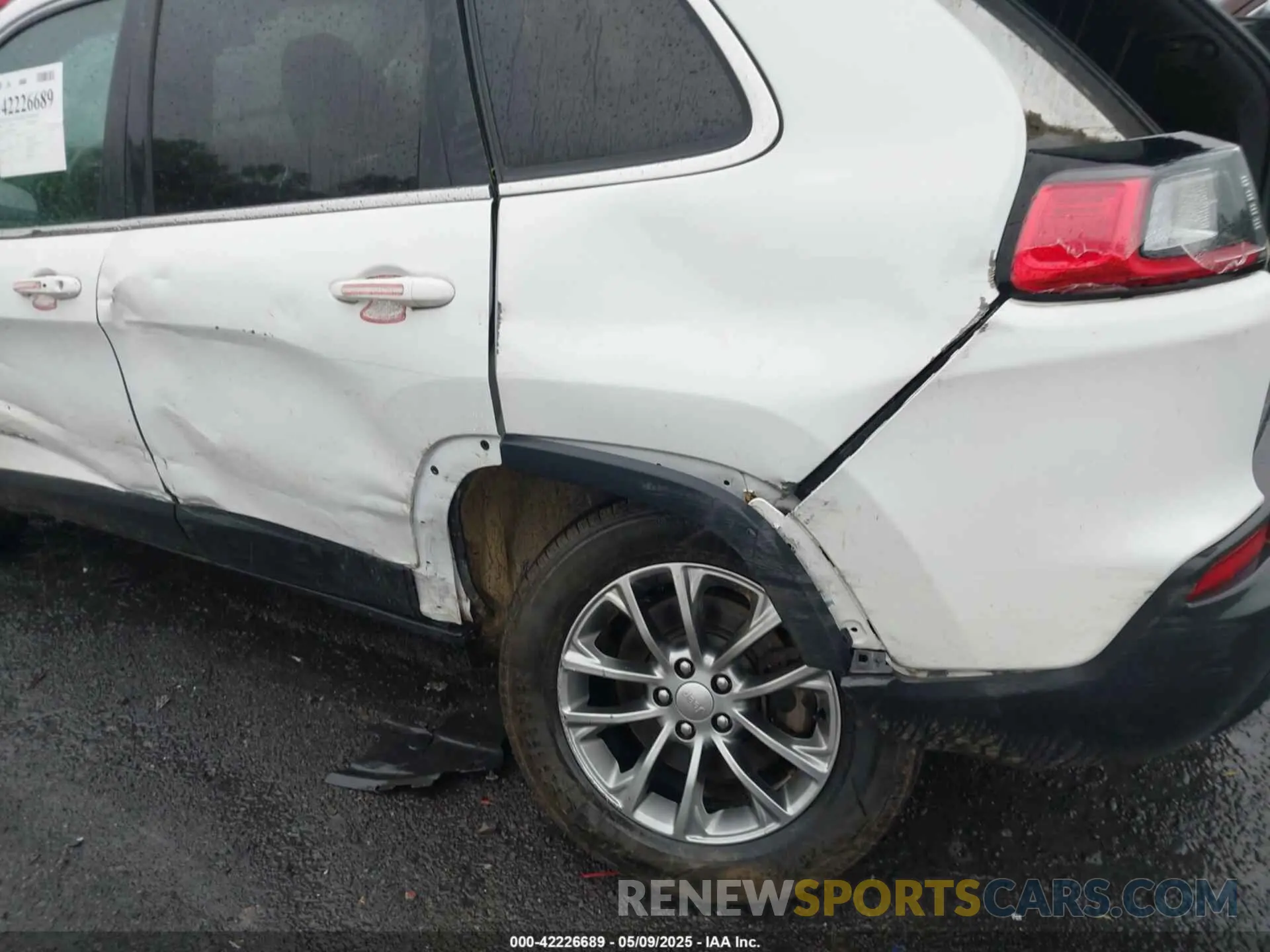 6 Photograph of a damaged car 1C4PJMLB0LD509566 JEEP CHEROKEE 2020
