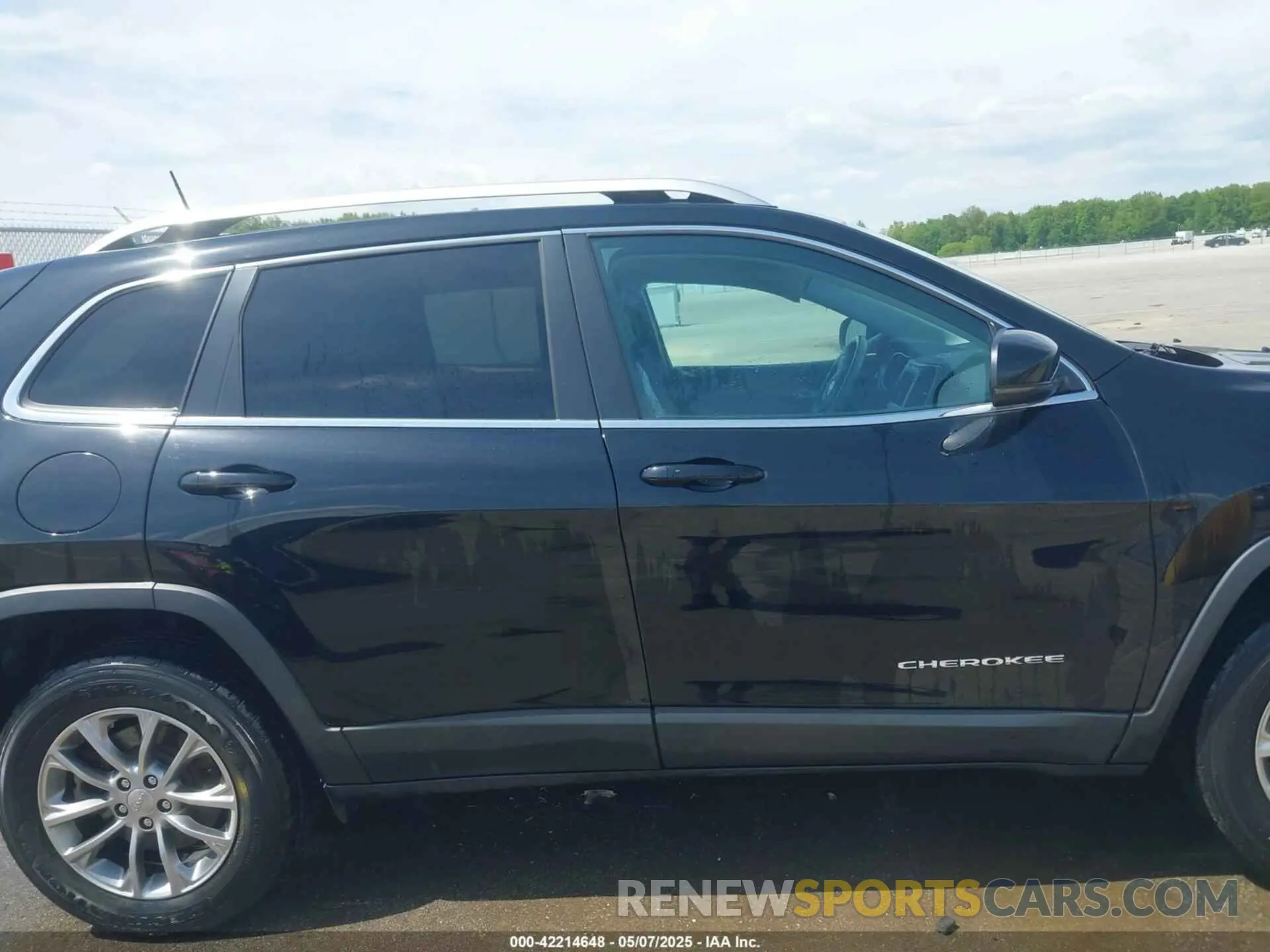 13 Photograph of a damaged car 1C4PJMLB0LD555687 JEEP CHEROKEE 2020