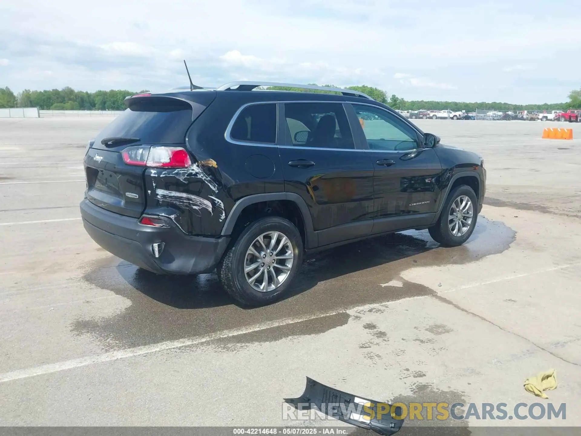 4 Photograph of a damaged car 1C4PJMLB0LD555687 JEEP CHEROKEE 2020