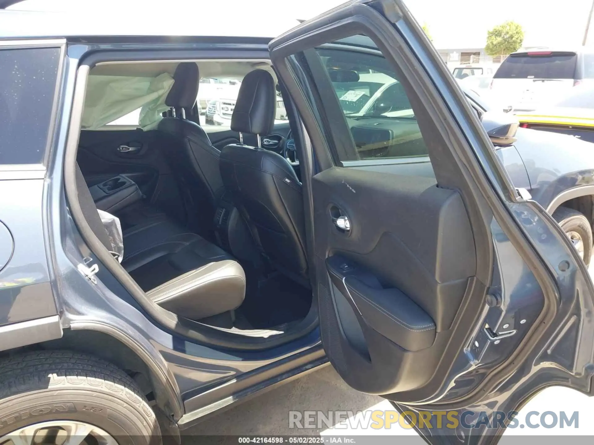 8 Photograph of a damaged car 1C4PJMLB2LD616974 JEEP CHEROKEE 2020