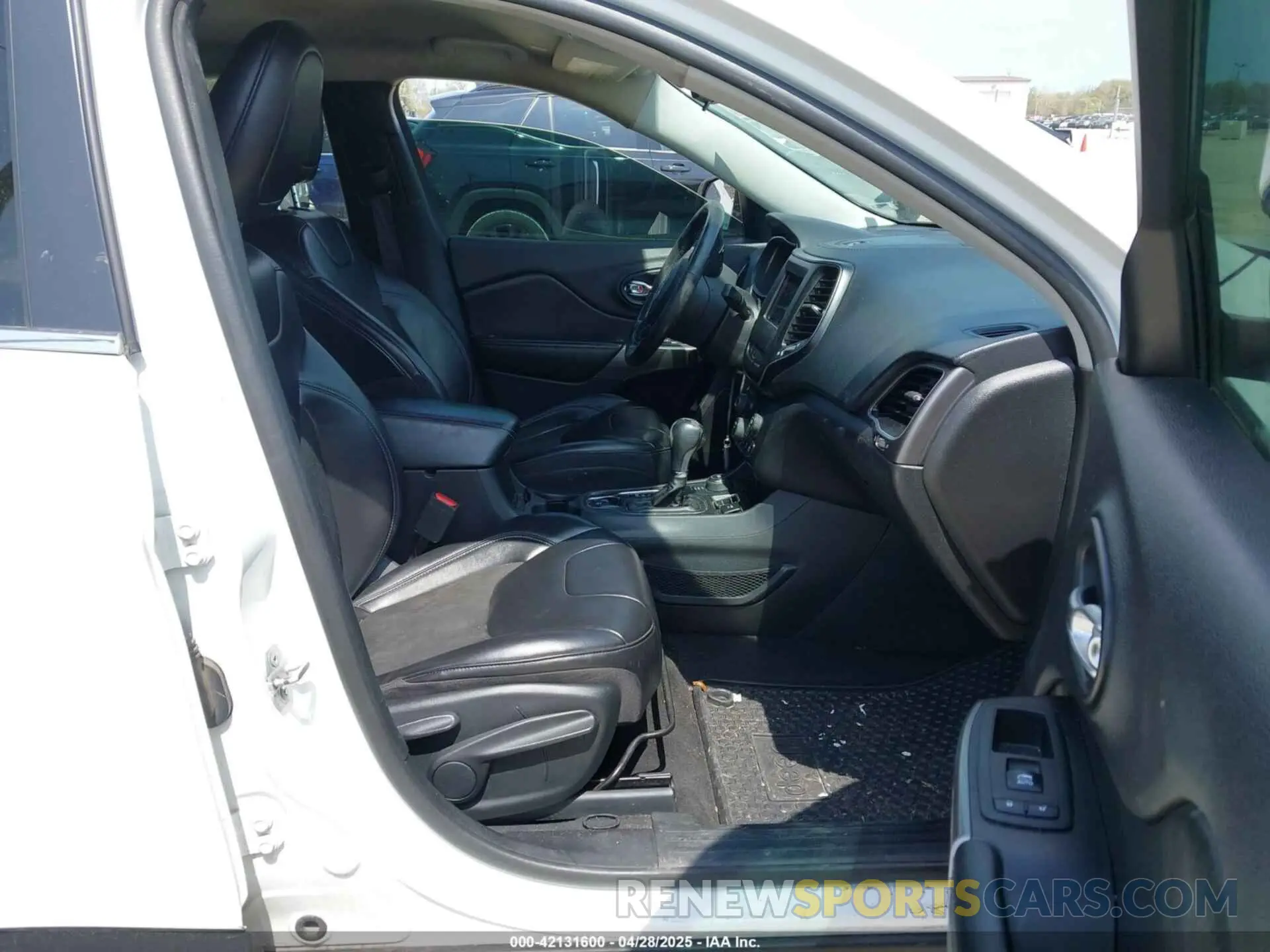 5 Photograph of a damaged car 1C4PJMLB9LD538306 JEEP CHEROKEE 2020