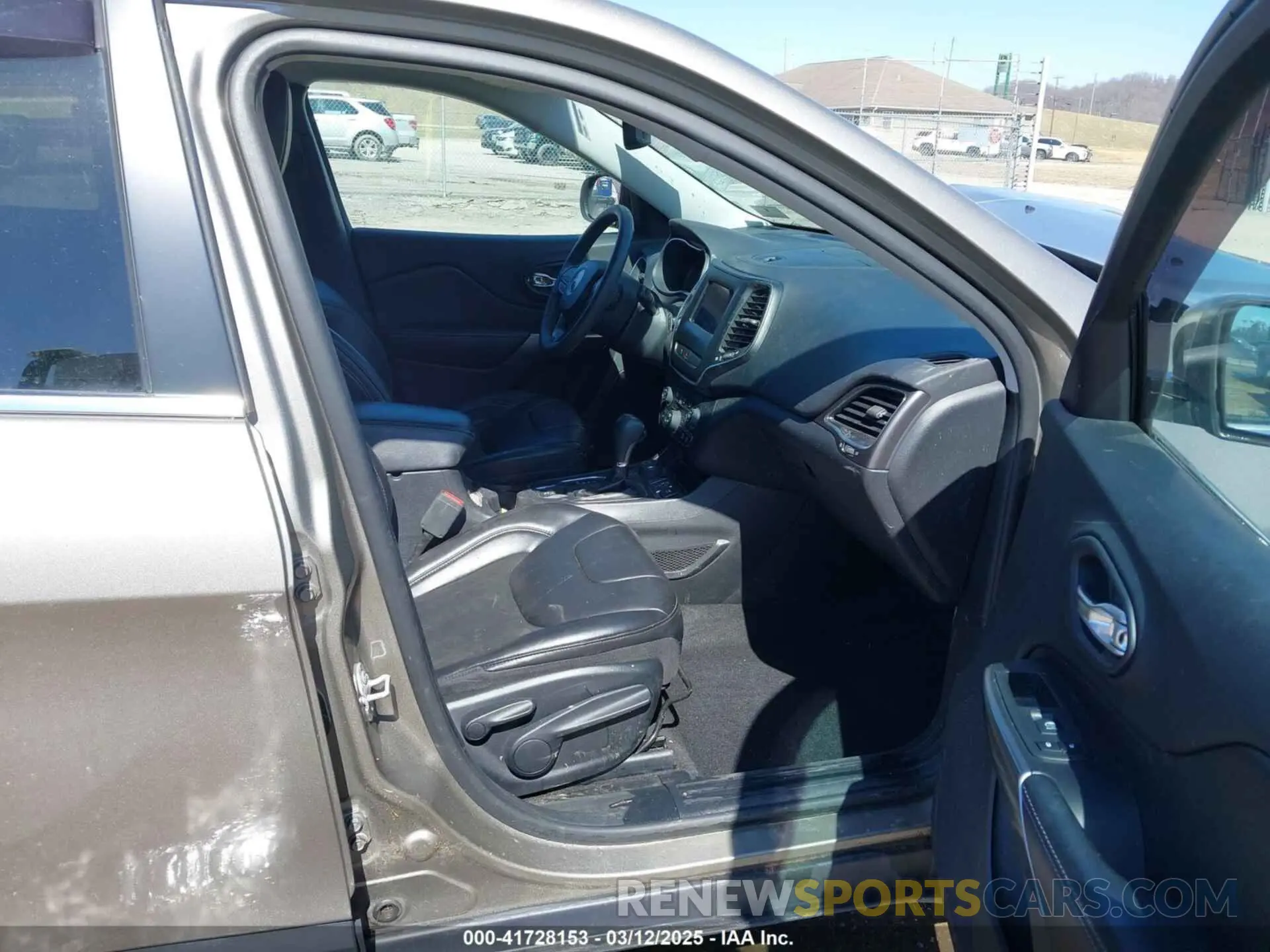 5 Photograph of a damaged car 1C4PJMLBXLD551002 JEEP CHEROKEE 2020