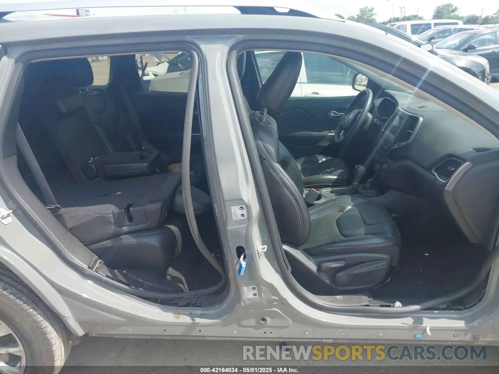 14 Photograph of a damaged car 1C4PJMLBXLD568074 JEEP CHEROKEE 2020