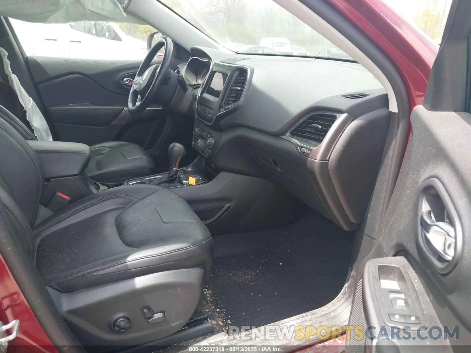 5 Photograph of a damaged car 1C4PJMLX0LD630948 JEEP CHEROKEE 2020