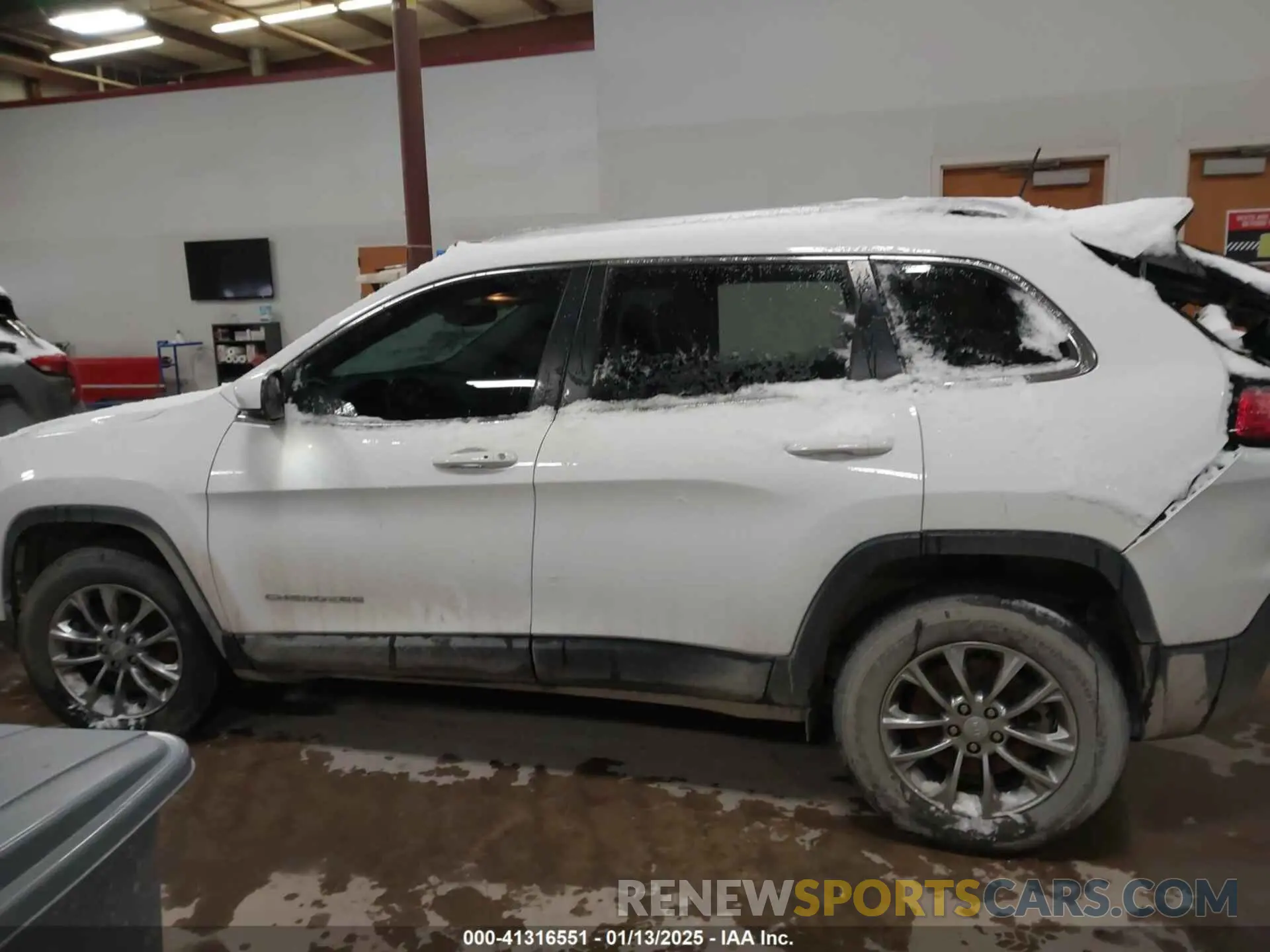 14 Photograph of a damaged car 1C4PJMLX1LD631137 JEEP CHEROKEE 2020