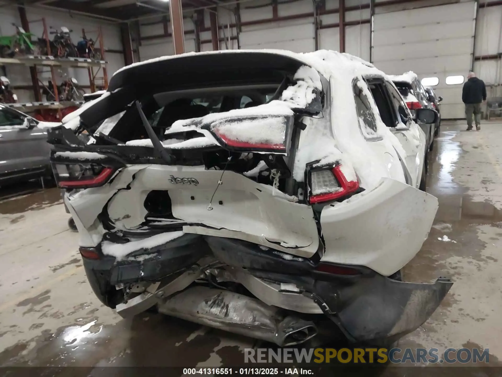 16 Photograph of a damaged car 1C4PJMLX1LD631137 JEEP CHEROKEE 2020