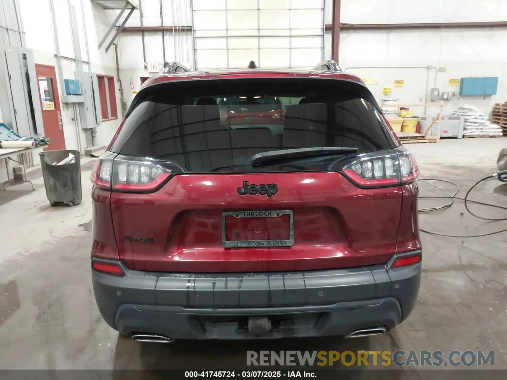 17 Photograph of a damaged car 1C4PJMLX8LD627926 JEEP CHEROKEE 2020