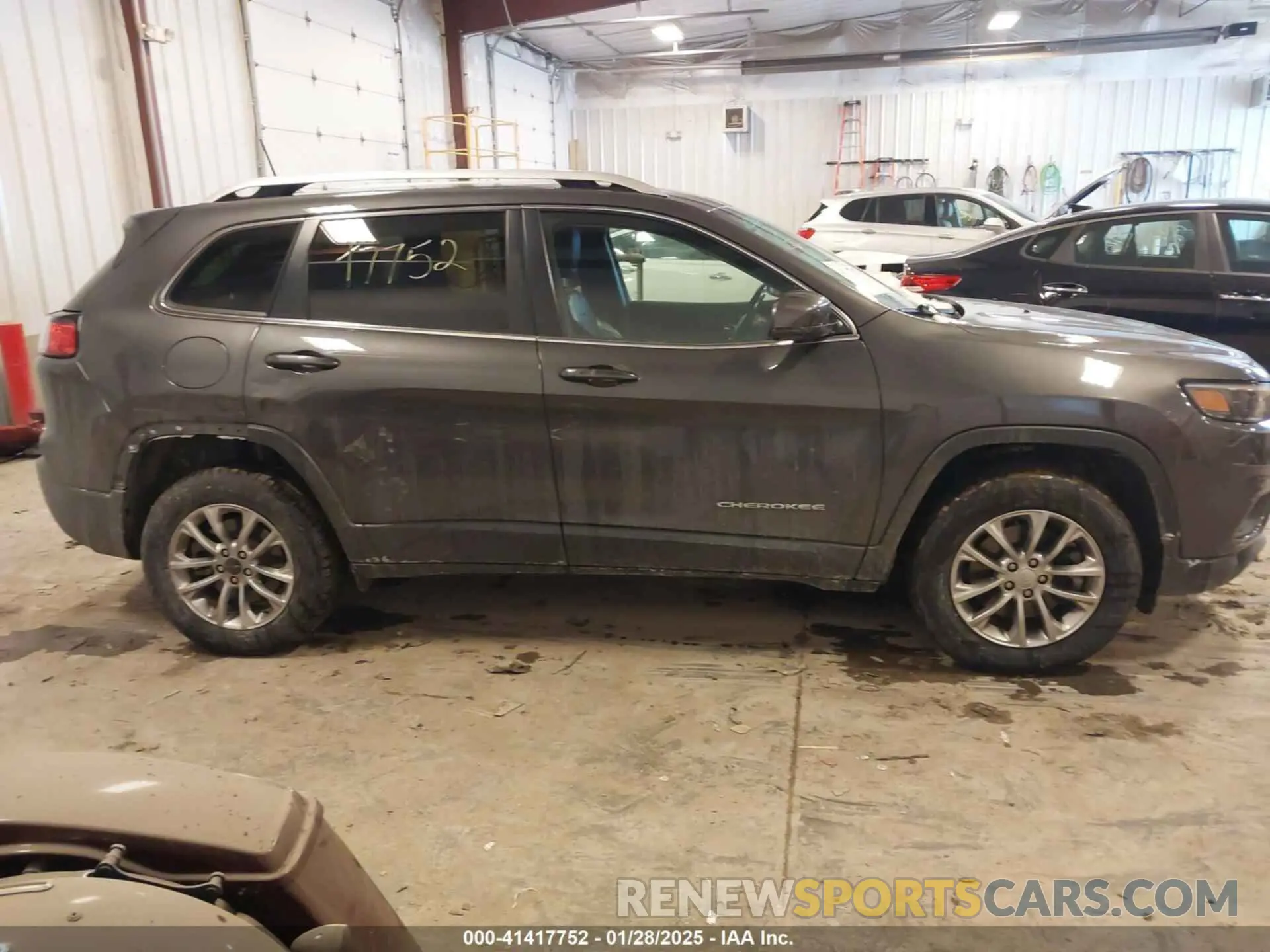 13 Photograph of a damaged car 1C4PJMLX9LD527561 JEEP CHEROKEE 2020