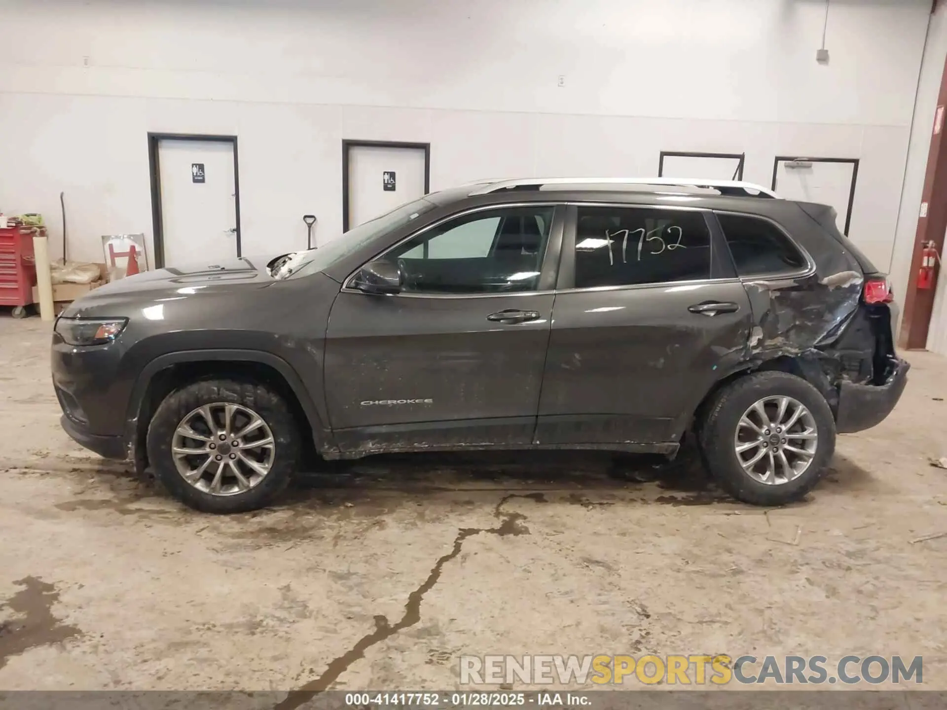 14 Photograph of a damaged car 1C4PJMLX9LD527561 JEEP CHEROKEE 2020