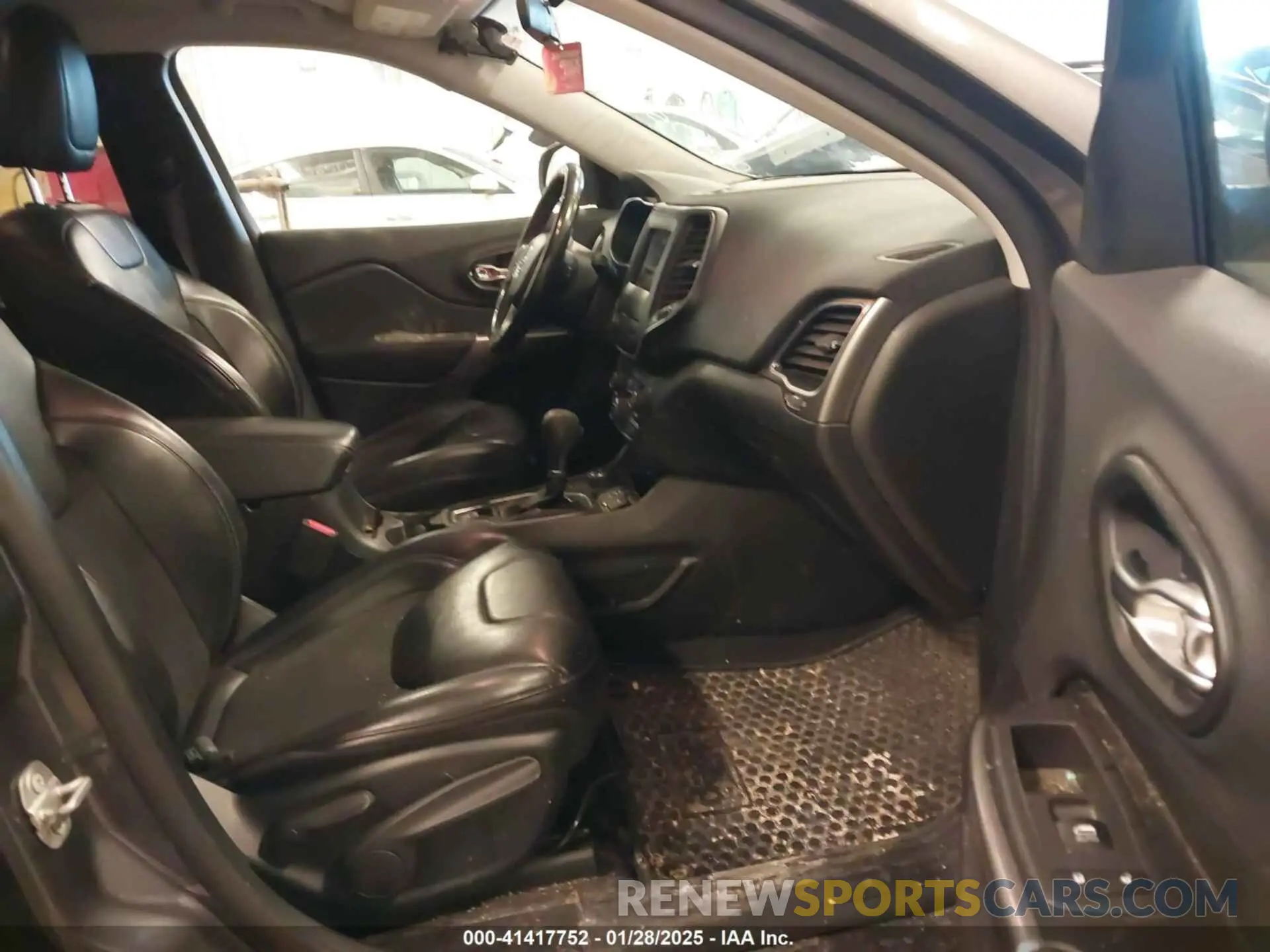 5 Photograph of a damaged car 1C4PJMLX9LD527561 JEEP CHEROKEE 2020