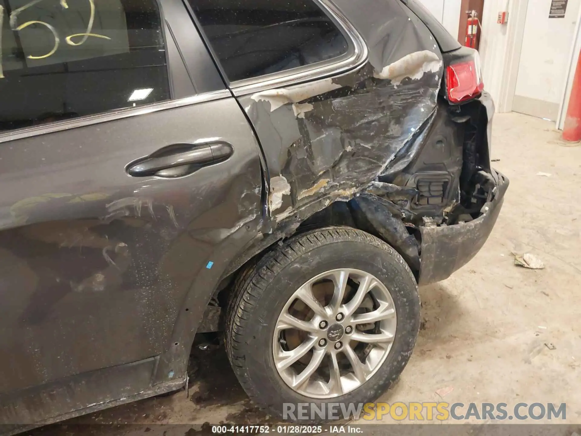 6 Photograph of a damaged car 1C4PJMLX9LD527561 JEEP CHEROKEE 2020