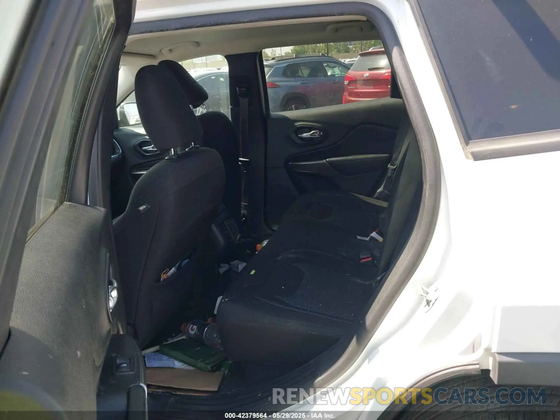 8 Photograph of a damaged car 1C4PJLCB0MD116324 JEEP CHEROKEE 2021