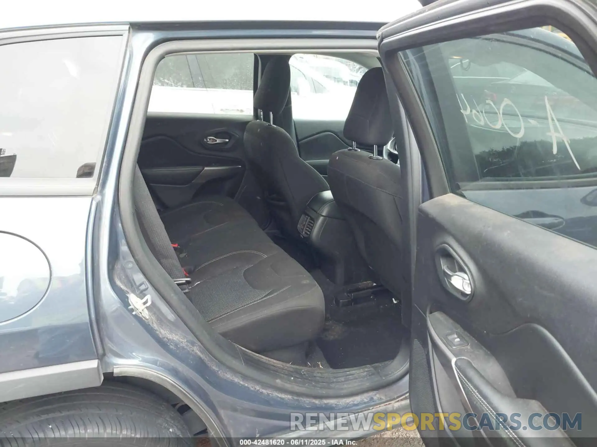 8 Photograph of a damaged car 1C4PJLCB3MD199974 JEEP CHEROKEE 2021