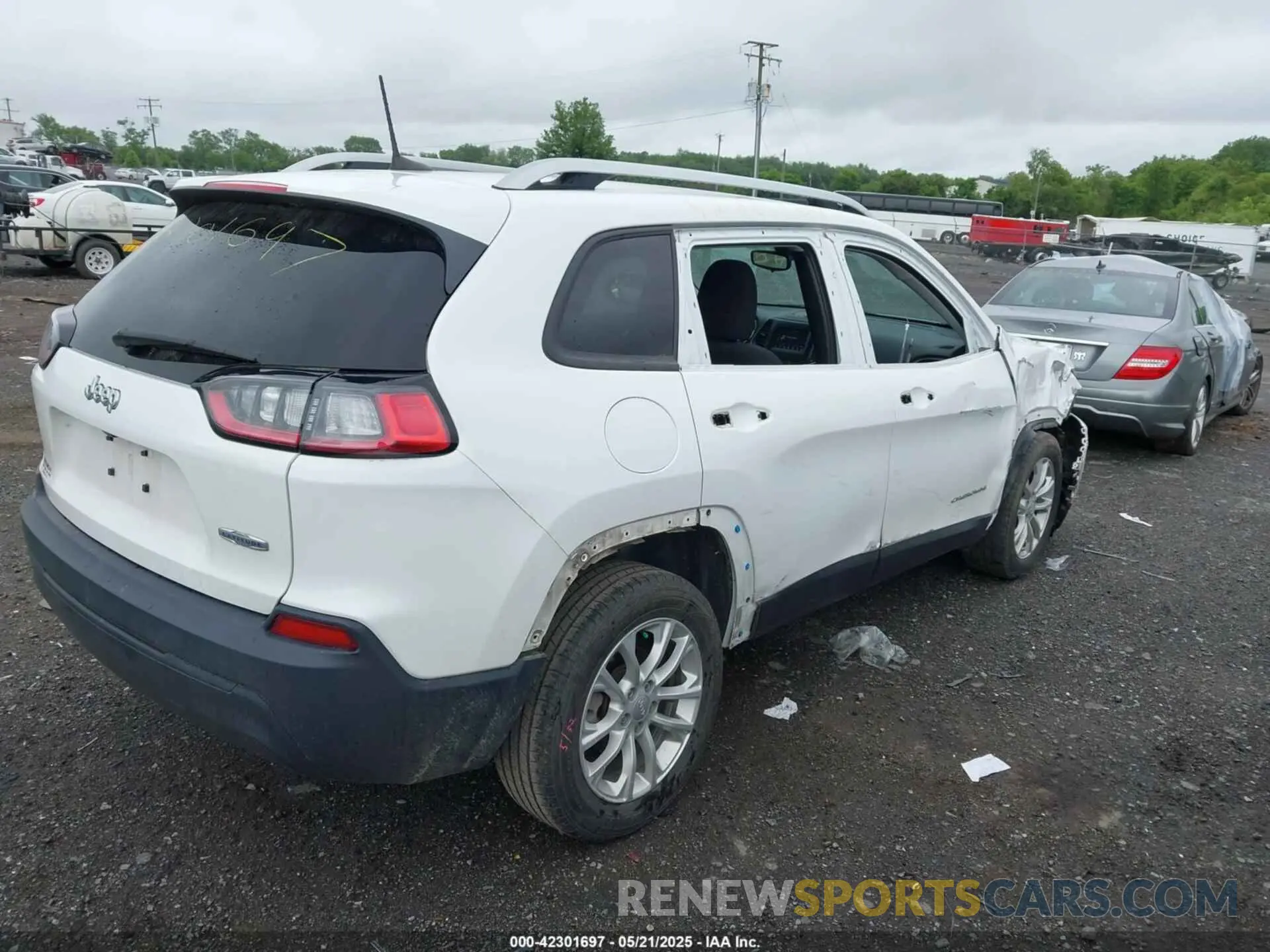 4 Photograph of a damaged car 1C4PJLCB4MD103477 JEEP CHEROKEE 2021