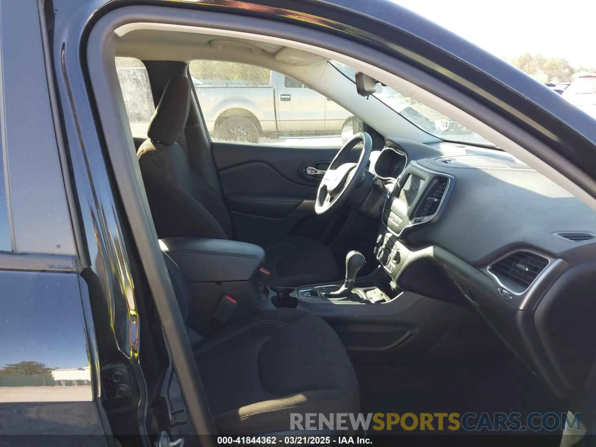 5 Photograph of a damaged car 1C4PJLCB4MD227099 JEEP CHEROKEE 2021