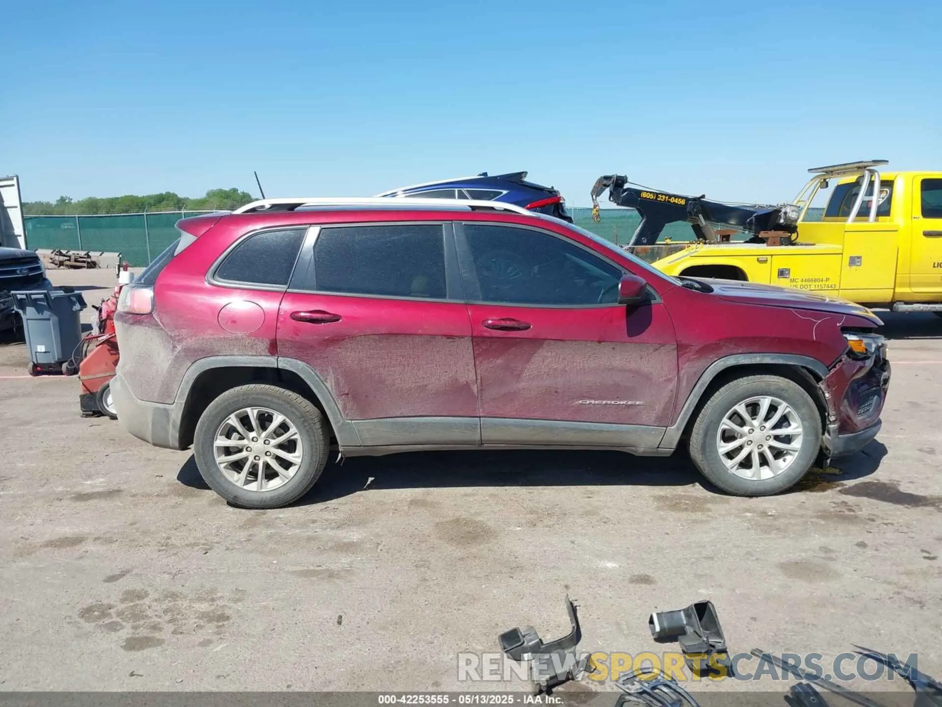 14 Photograph of a damaged car 1C4PJLCB6MD174101 JEEP CHEROKEE 2021