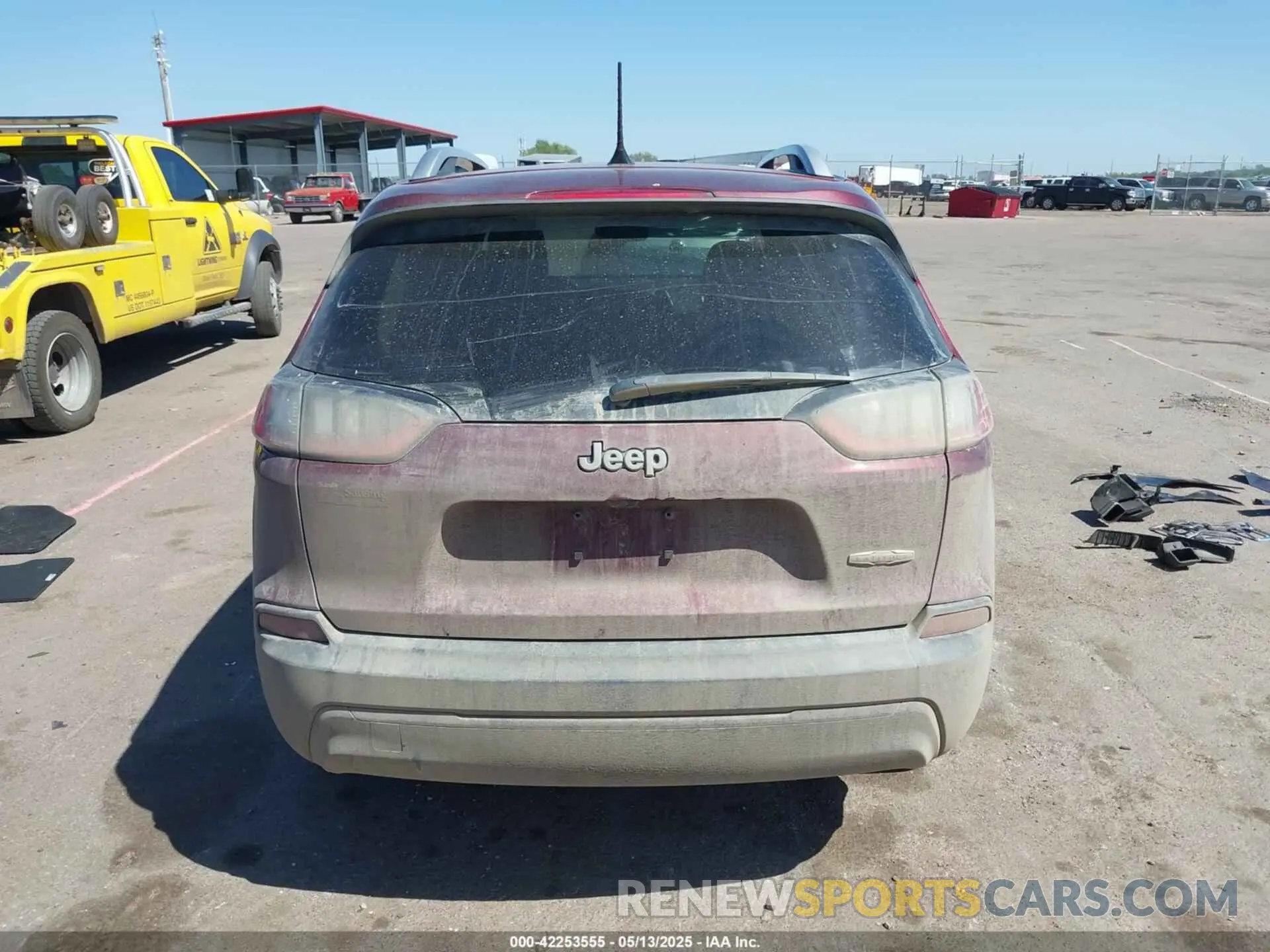 17 Photograph of a damaged car 1C4PJLCB6MD174101 JEEP CHEROKEE 2021