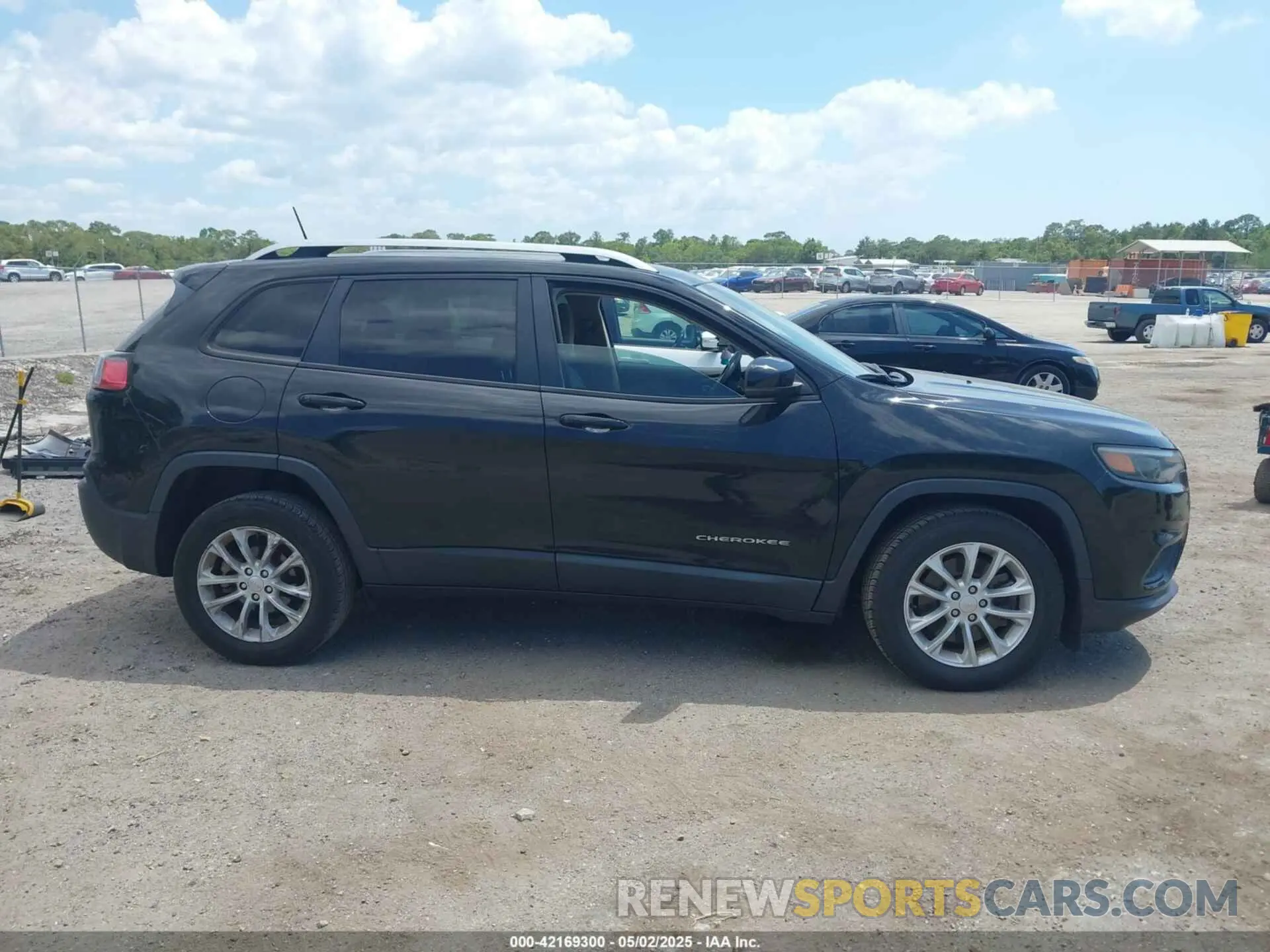 13 Photograph of a damaged car 1C4PJLCB6MD203810 JEEP CHEROKEE 2021