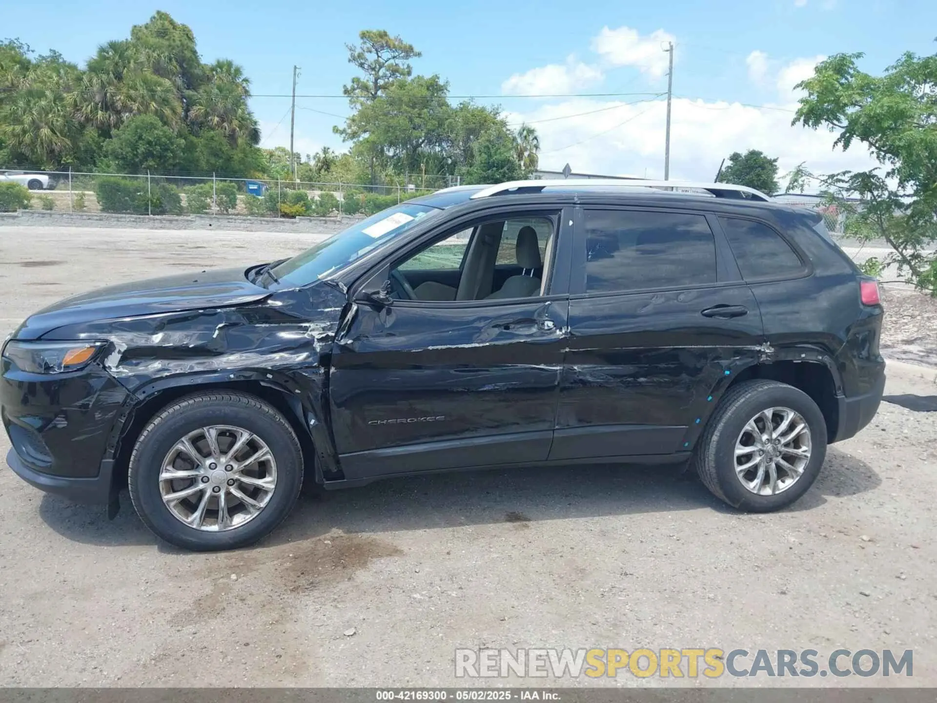 14 Photograph of a damaged car 1C4PJLCB6MD203810 JEEP CHEROKEE 2021