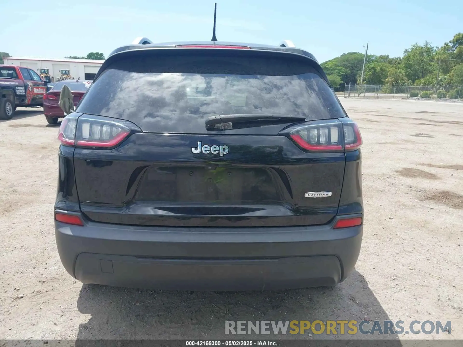 16 Photograph of a damaged car 1C4PJLCB6MD203810 JEEP CHEROKEE 2021