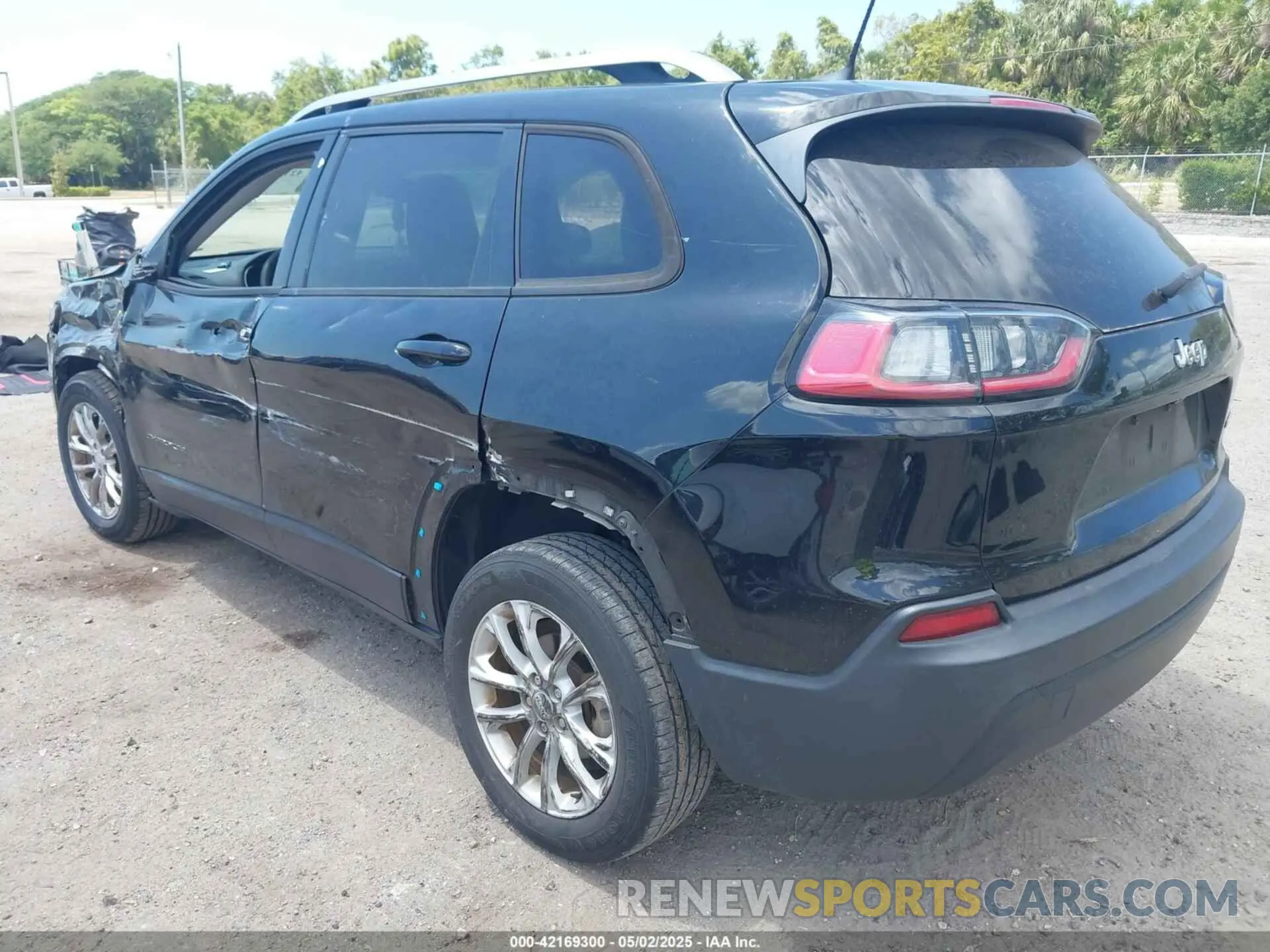 3 Photograph of a damaged car 1C4PJLCB6MD203810 JEEP CHEROKEE 2021