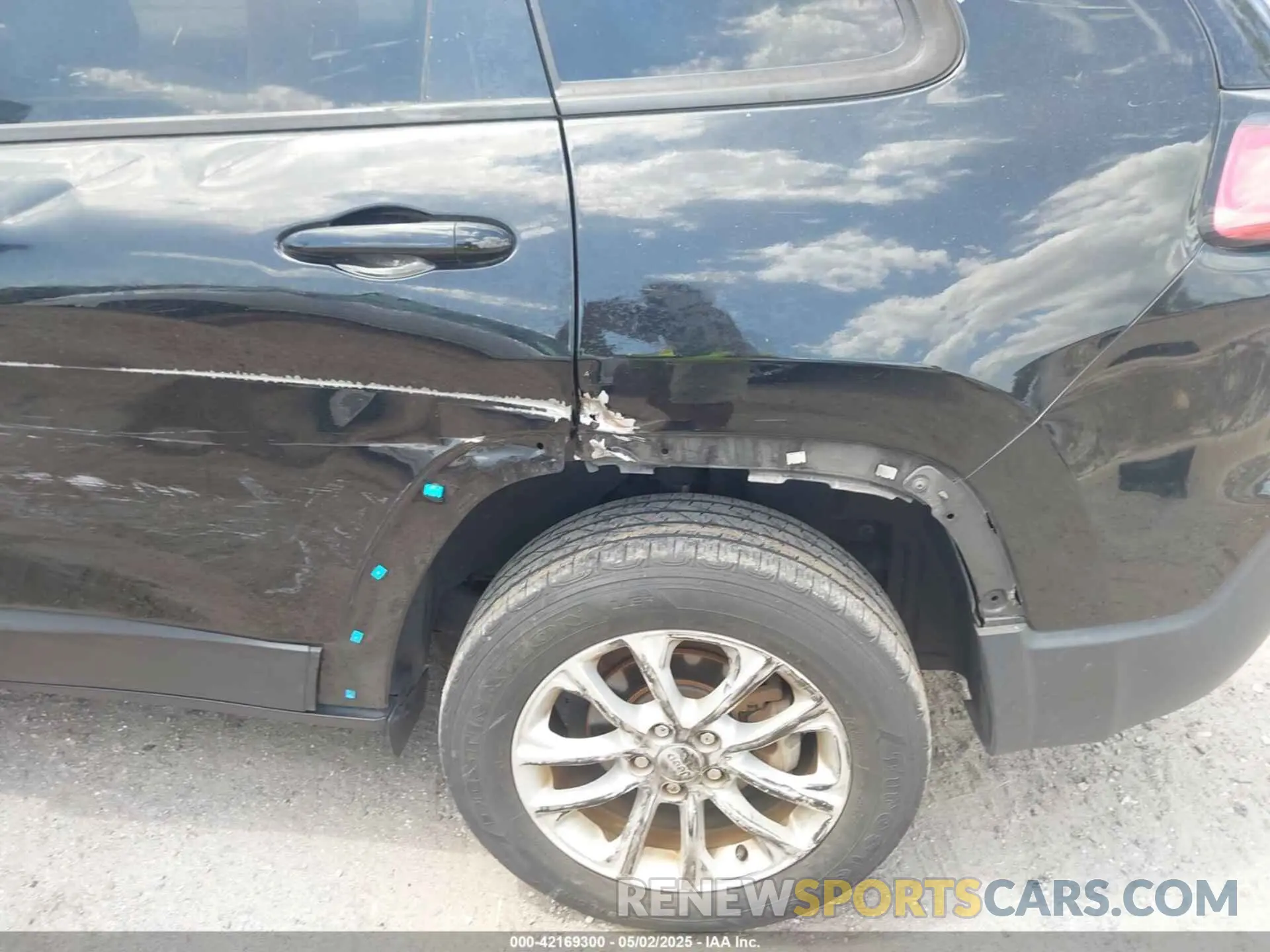 6 Photograph of a damaged car 1C4PJLCB6MD203810 JEEP CHEROKEE 2021