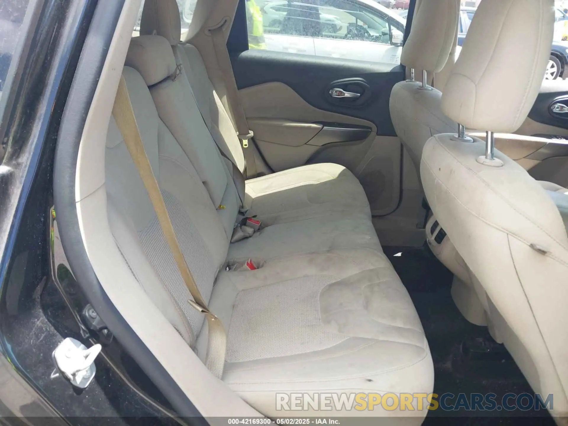 8 Photograph of a damaged car 1C4PJLCB6MD203810 JEEP CHEROKEE 2021