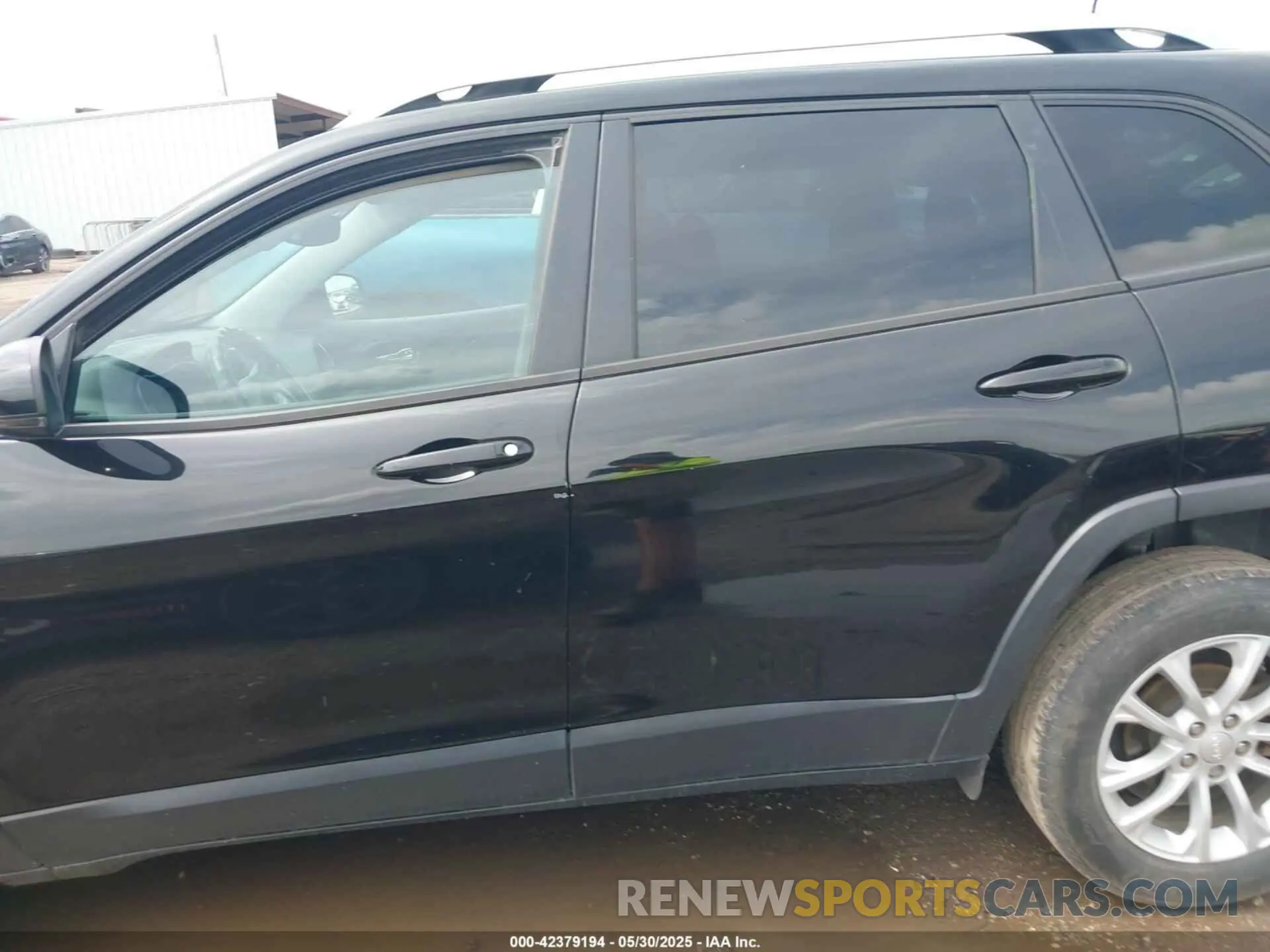 15 Photograph of a damaged car 1C4PJLCB8MD116023 JEEP CHEROKEE 2021