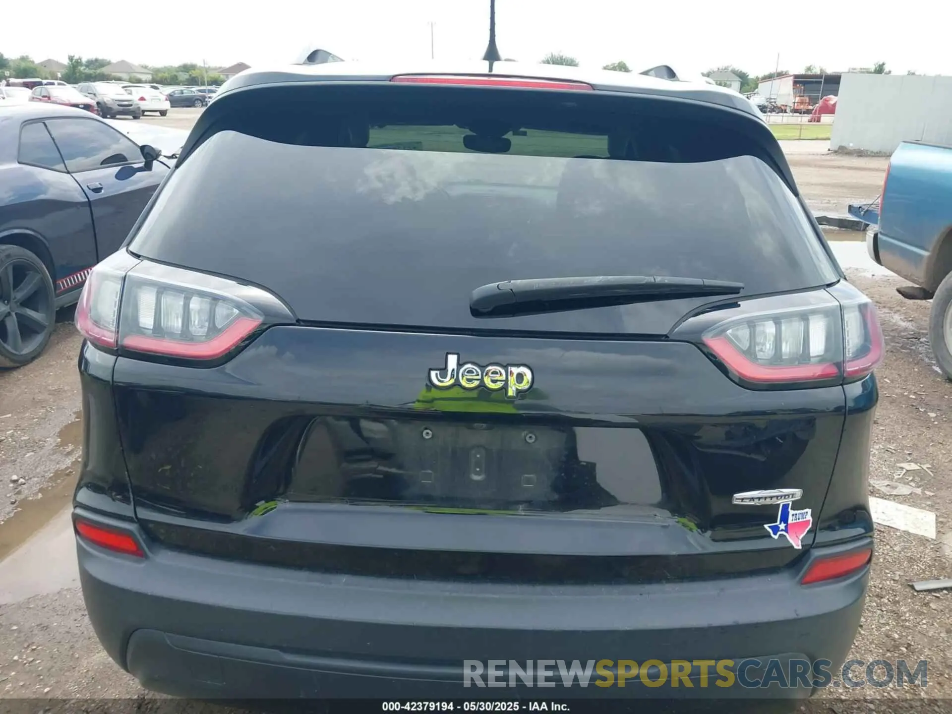 17 Photograph of a damaged car 1C4PJLCB8MD116023 JEEP CHEROKEE 2021