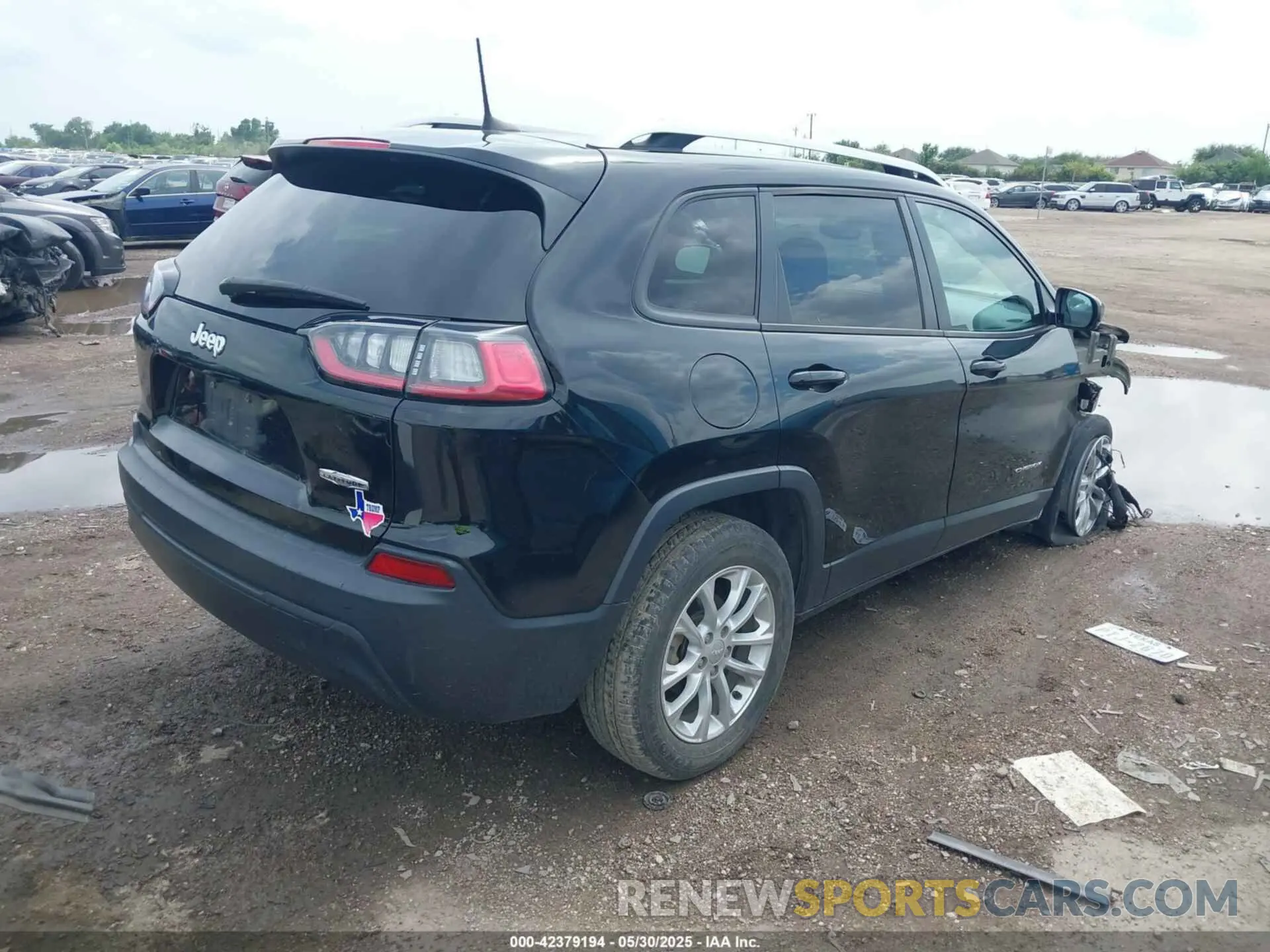 4 Photograph of a damaged car 1C4PJLCB8MD116023 JEEP CHEROKEE 2021