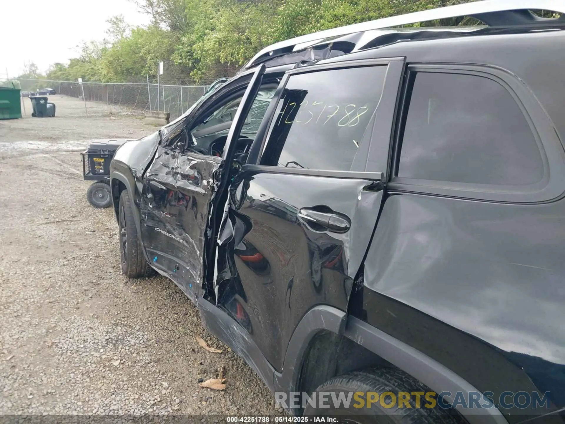 17 Photograph of a damaged car 1C4PJLCB9MD125782 JEEP CHEROKEE 2021