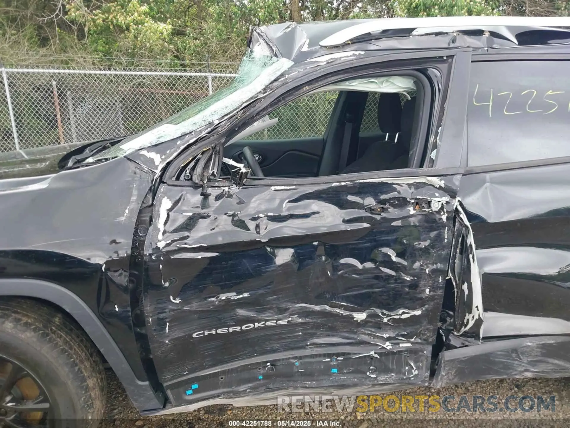 6 Photograph of a damaged car 1C4PJLCB9MD125782 JEEP CHEROKEE 2021