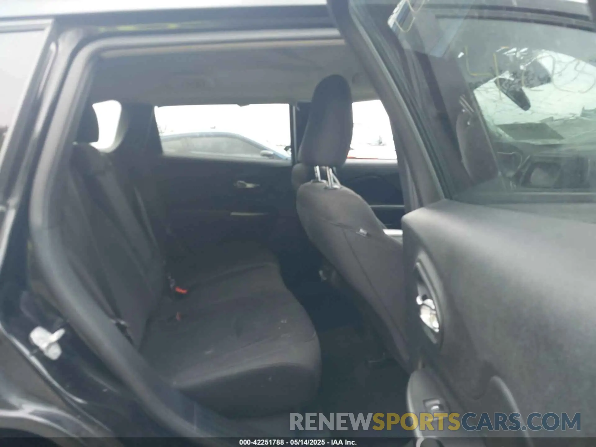 8 Photograph of a damaged car 1C4PJLCB9MD125782 JEEP CHEROKEE 2021