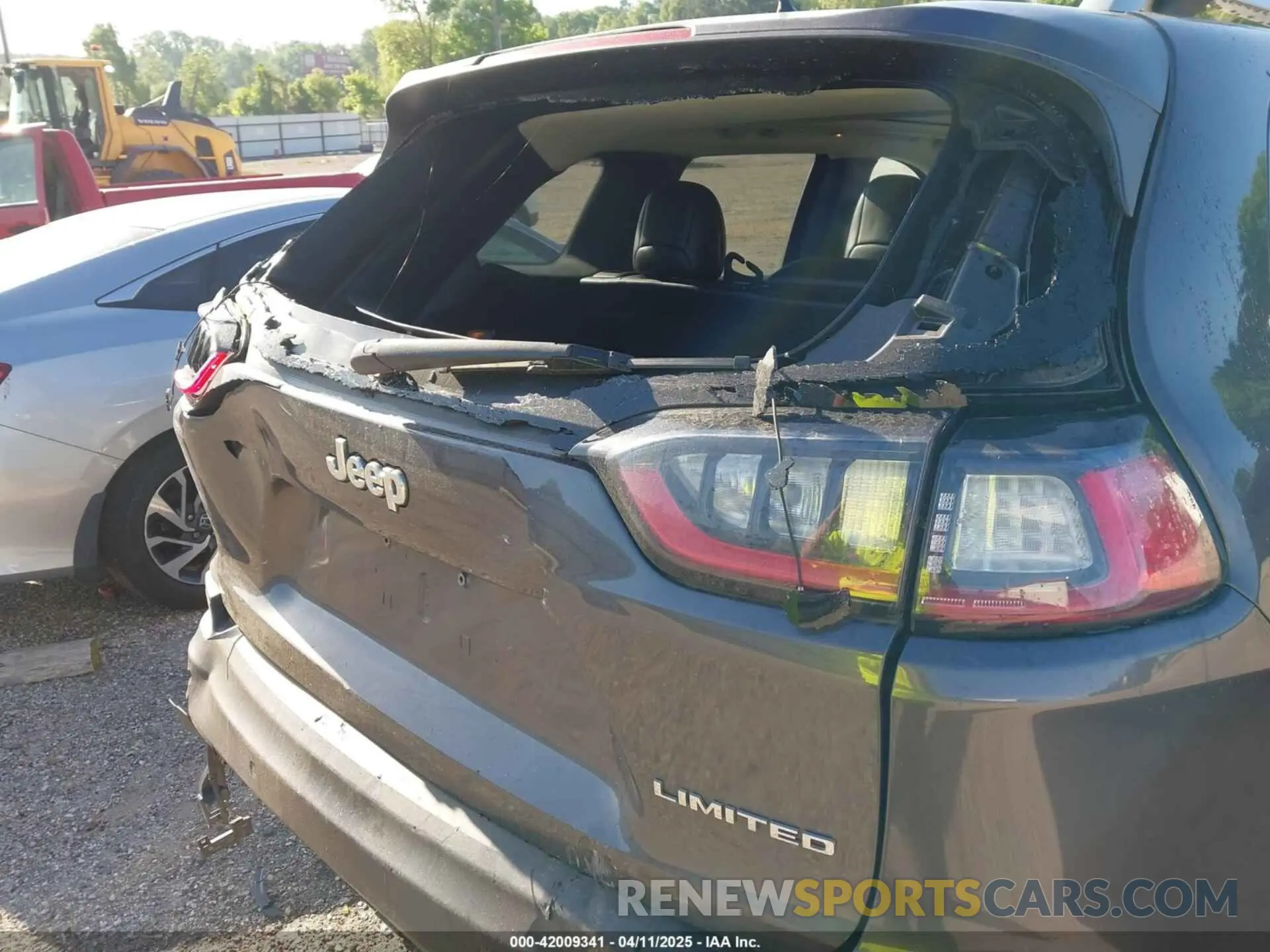 18 Photograph of a damaged car 1C4PJLDX8MD179651 JEEP CHEROKEE 2021
