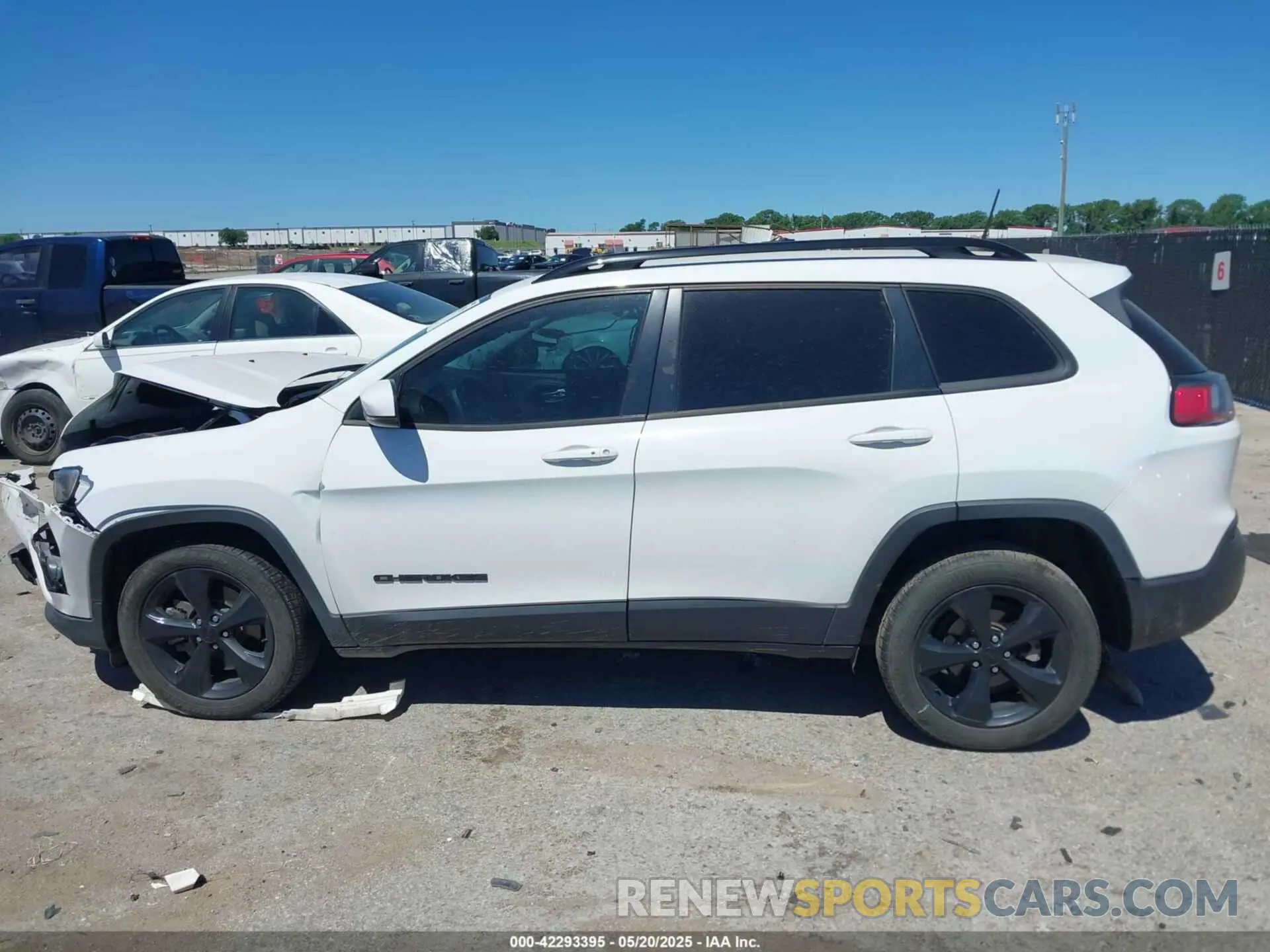 14 Photograph of a damaged car 1C4PJLLB0MD114041 JEEP CHEROKEE 2021