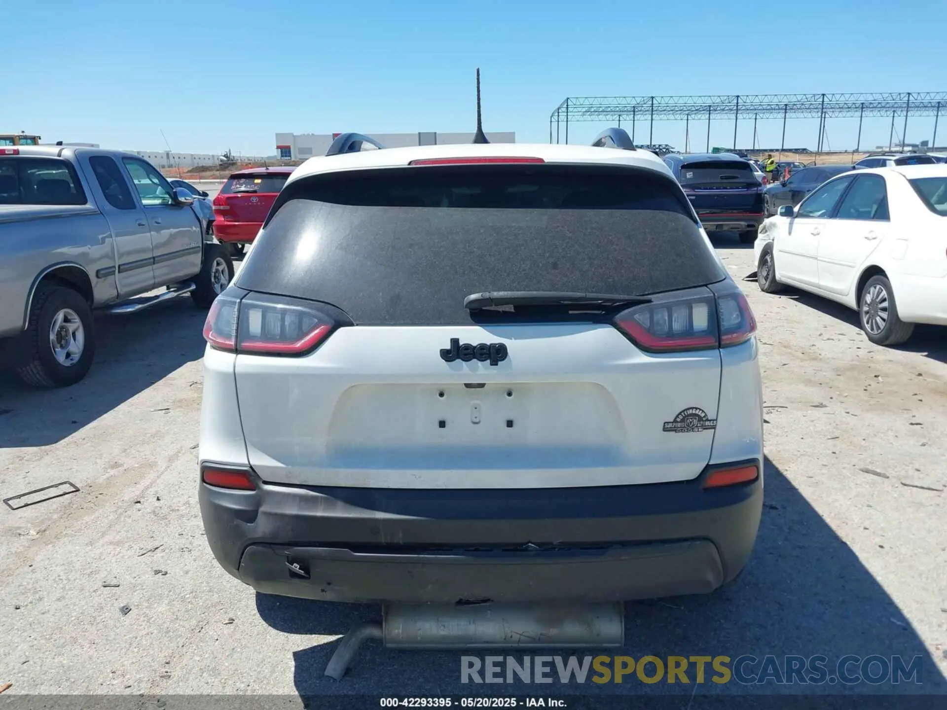 16 Photograph of a damaged car 1C4PJLLB0MD114041 JEEP CHEROKEE 2021