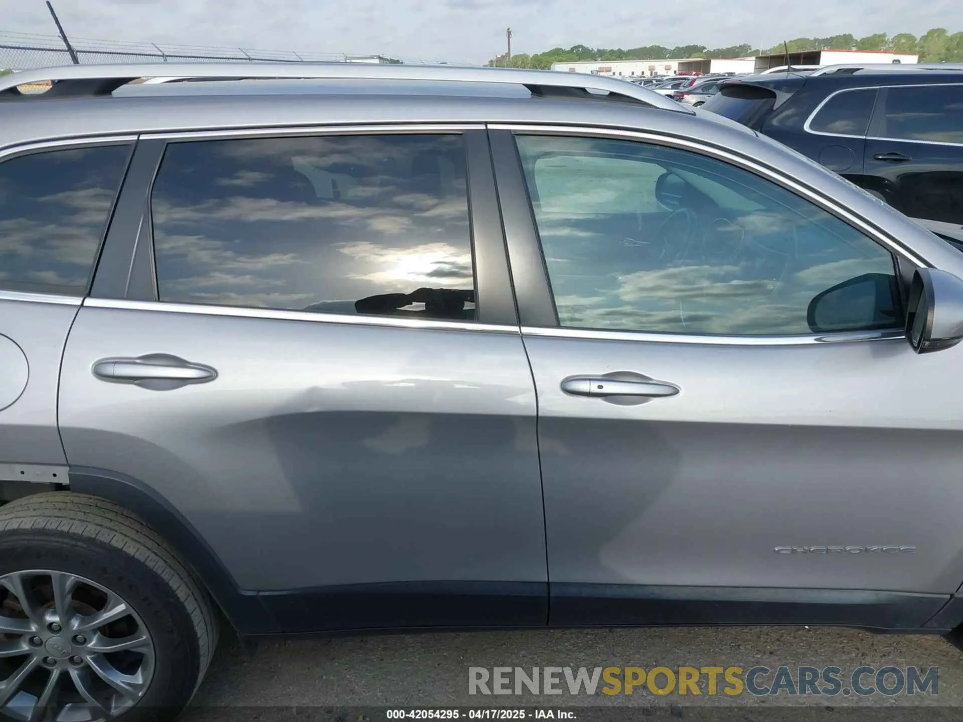 13 Photograph of a damaged car 1C4PJLLB0MD200305 JEEP CHEROKEE 2021