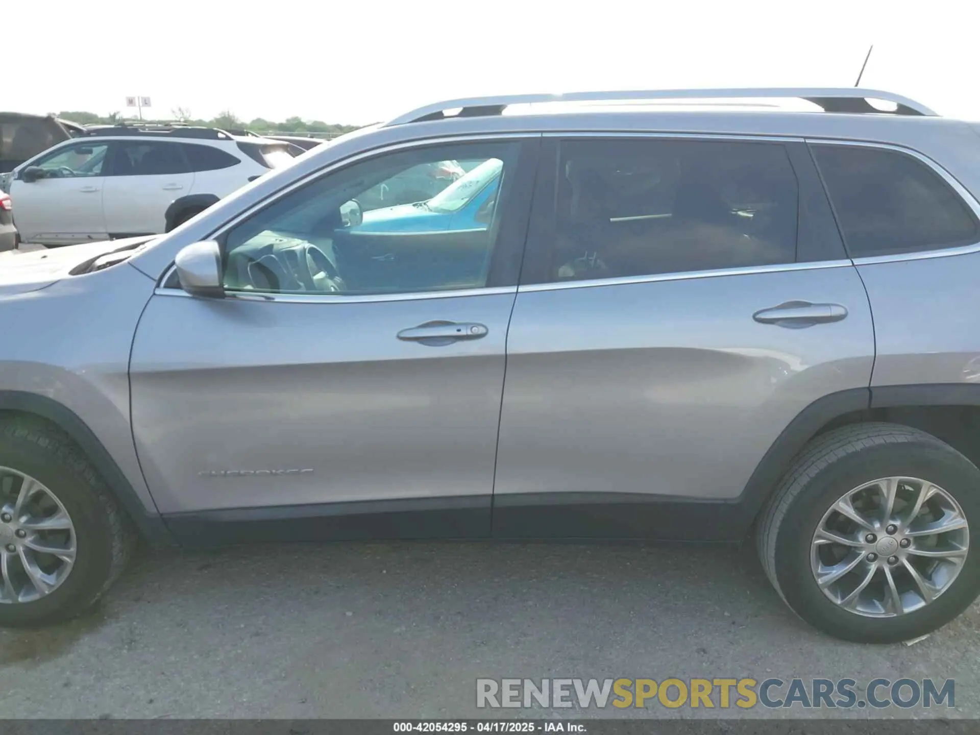 14 Photograph of a damaged car 1C4PJLLB0MD200305 JEEP CHEROKEE 2021