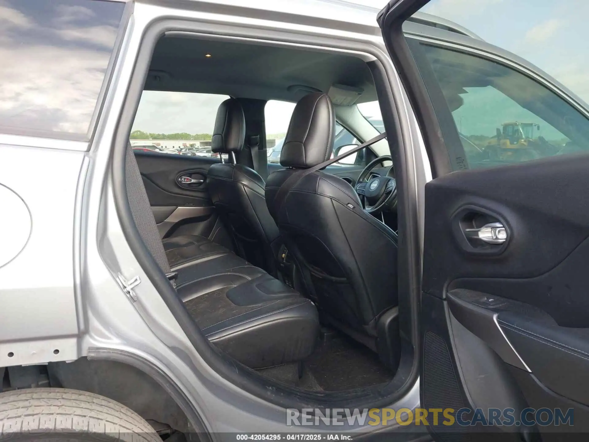 8 Photograph of a damaged car 1C4PJLLB0MD200305 JEEP CHEROKEE 2021