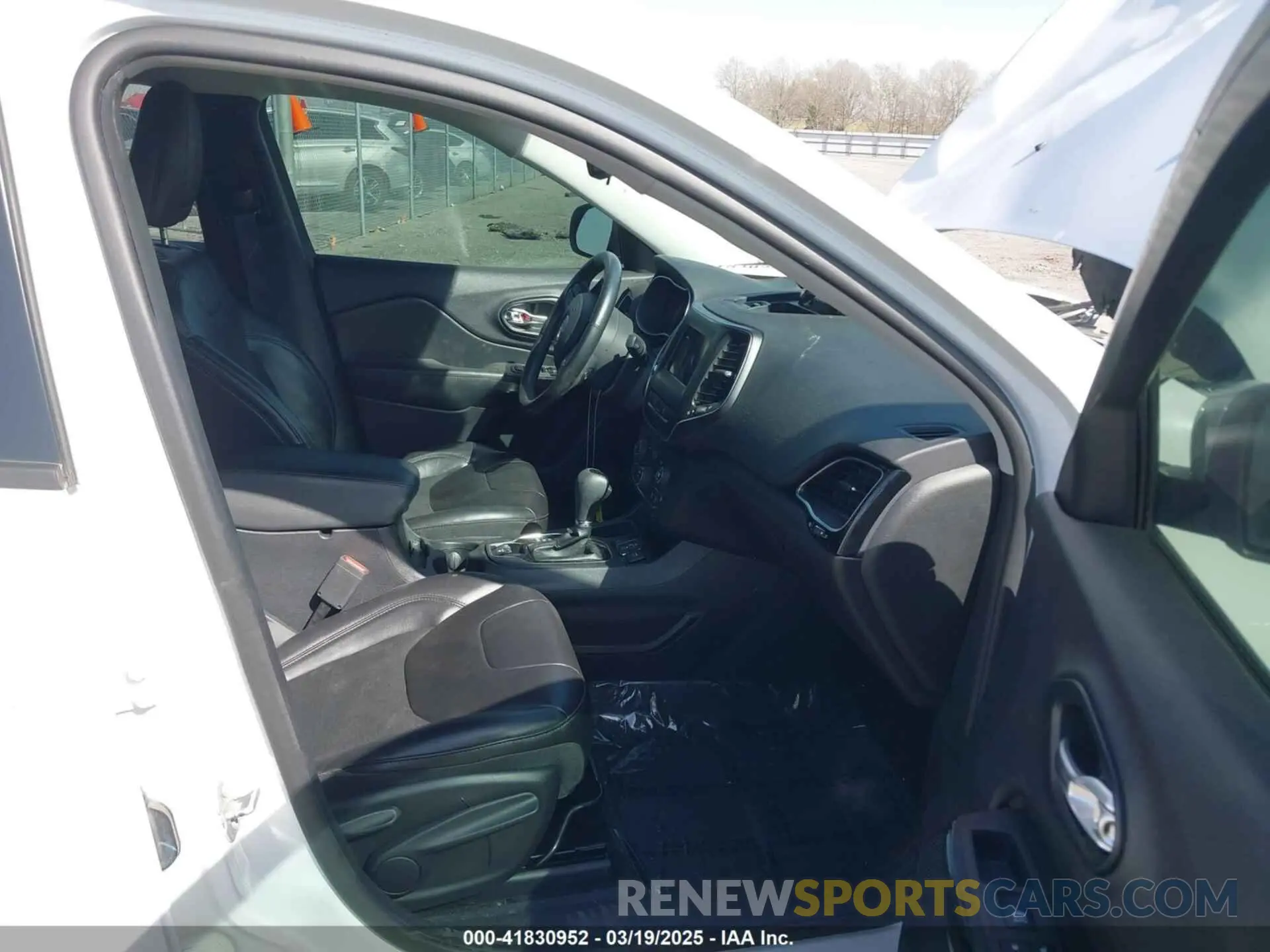 5 Photograph of a damaged car 1C4PJLLB1MD180422 JEEP CHEROKEE 2021