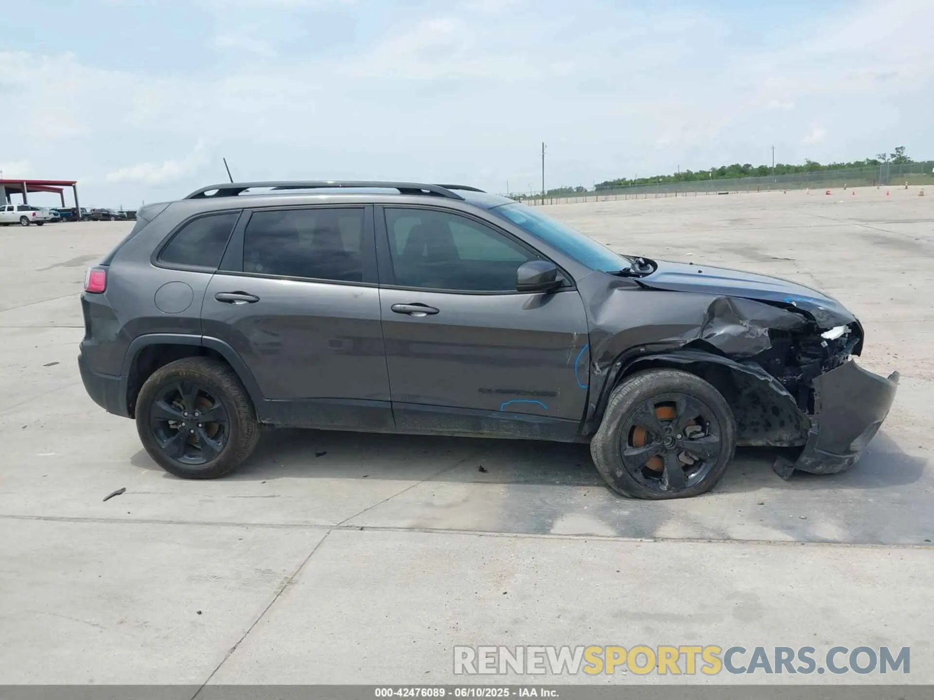 13 Photograph of a damaged car 1C4PJLLB3MD173522 JEEP CHEROKEE 2021