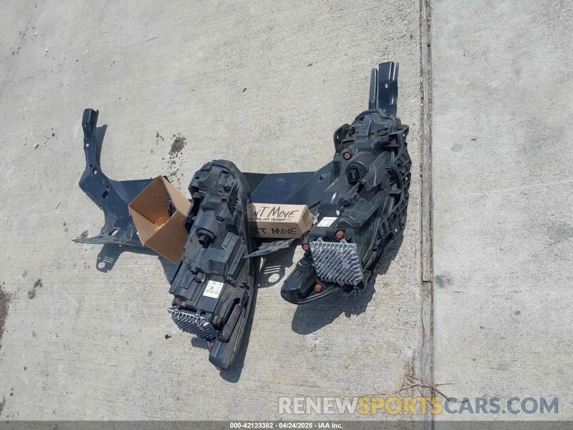 12 Photograph of a damaged car 1C4PJLLB4MD156101 JEEP CHEROKEE 2021
