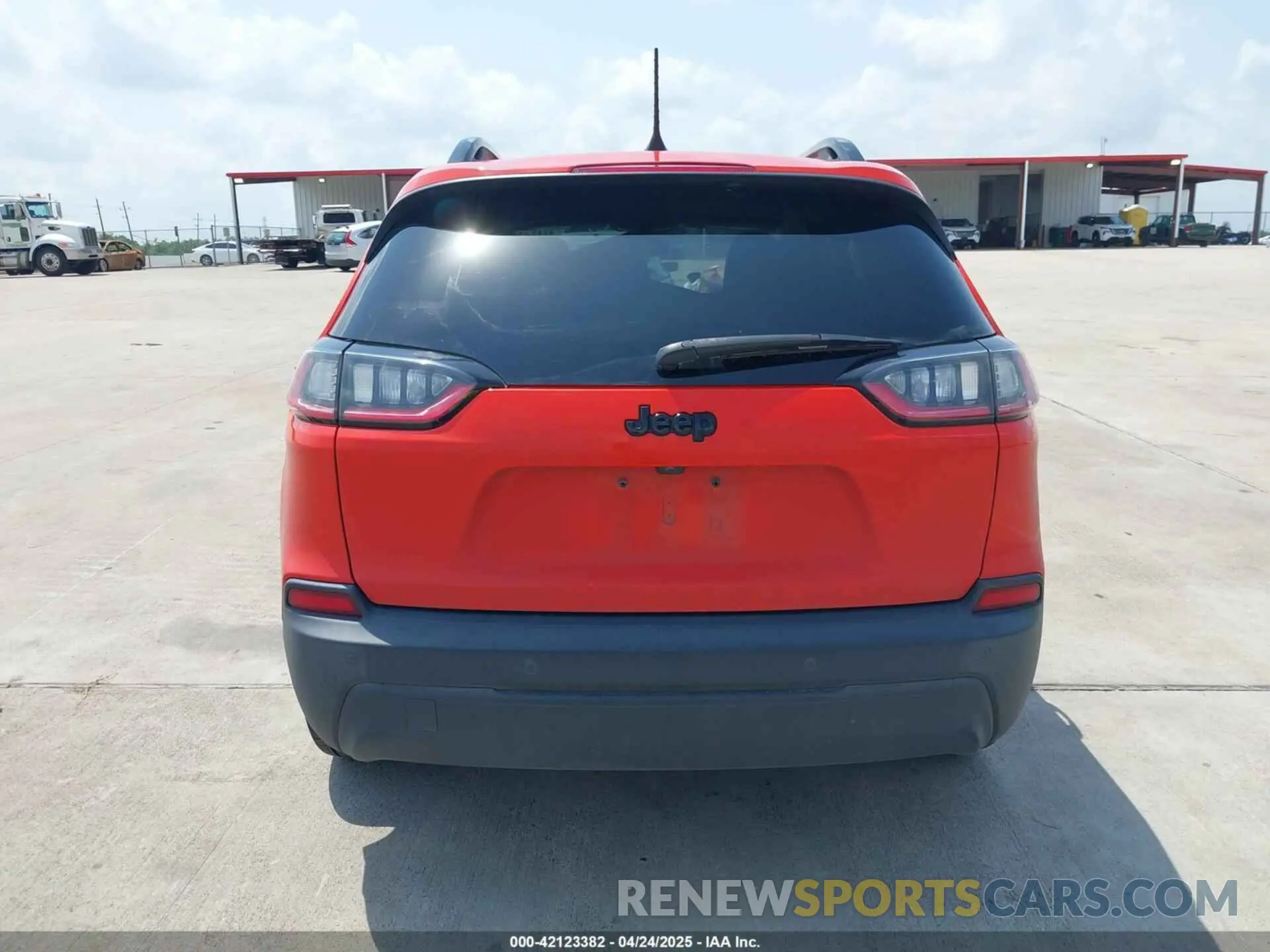 17 Photograph of a damaged car 1C4PJLLB4MD156101 JEEP CHEROKEE 2021
