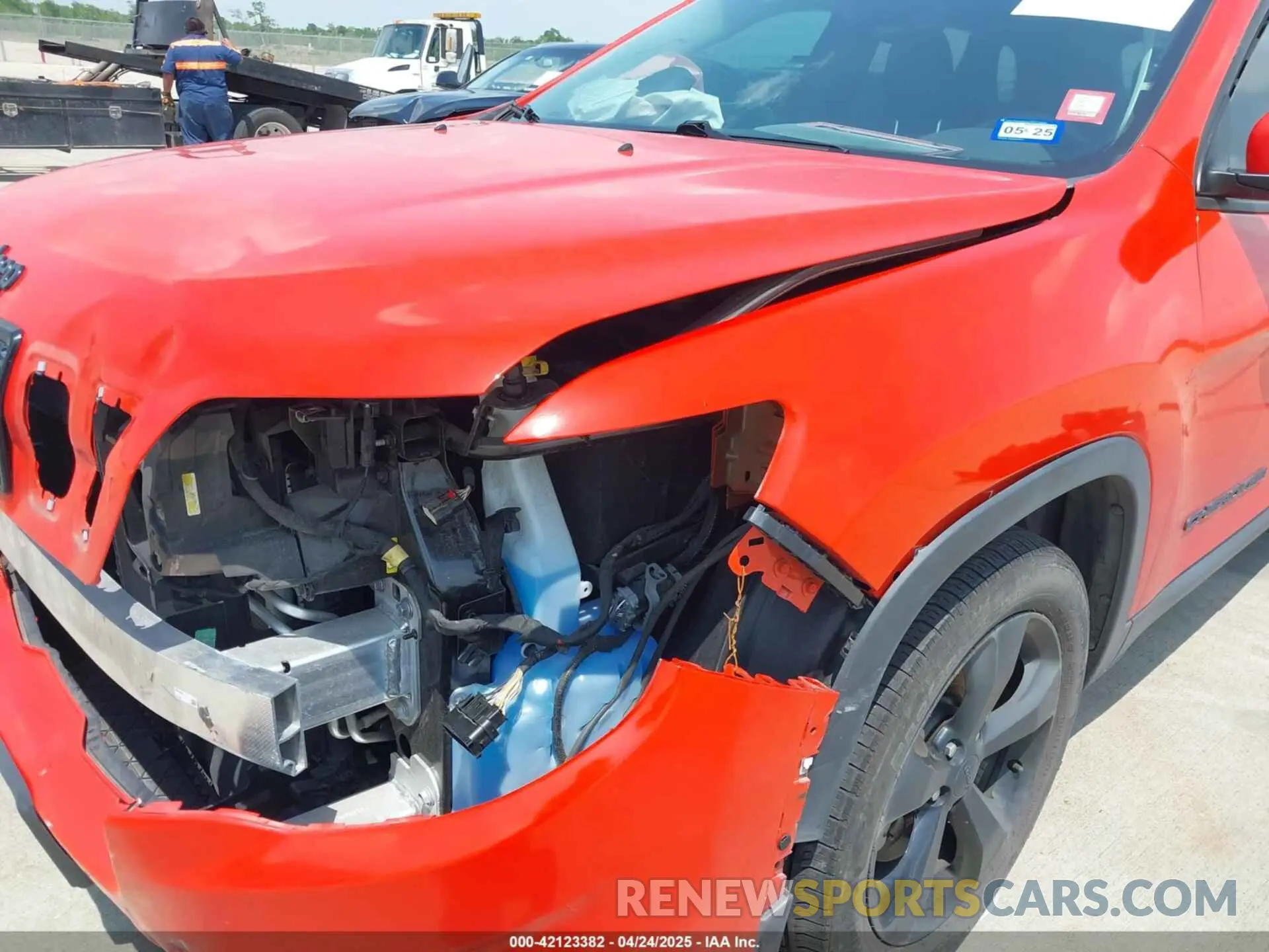 18 Photograph of a damaged car 1C4PJLLB4MD156101 JEEP CHEROKEE 2021