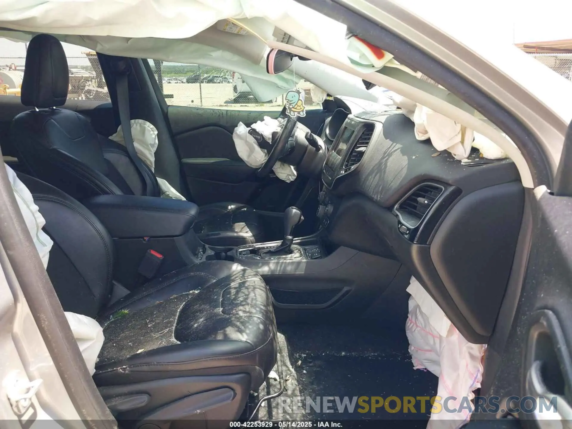 5 Photograph of a damaged car 1C4PJLLB4MD215146 JEEP CHEROKEE 2021