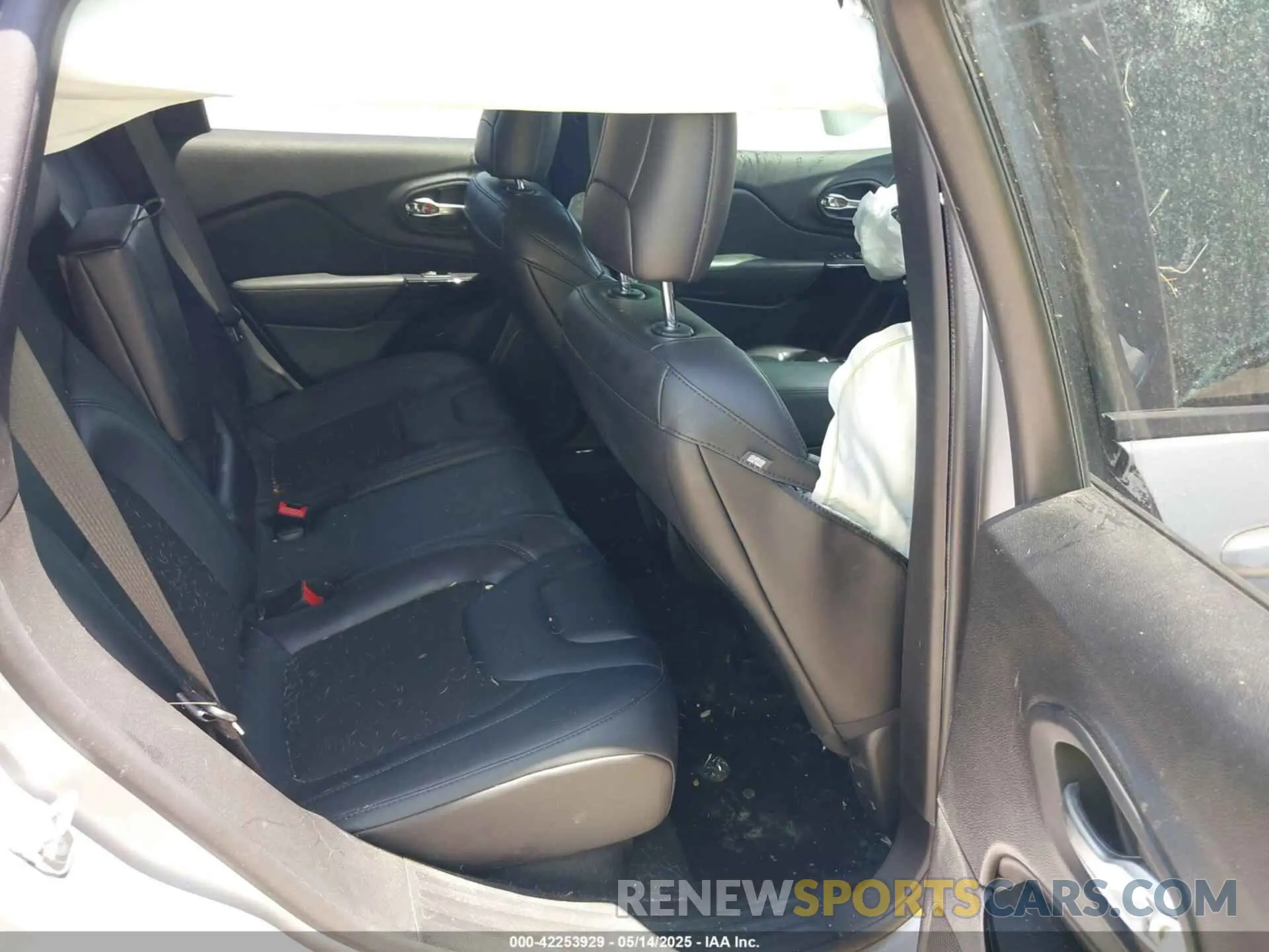 8 Photograph of a damaged car 1C4PJLLB4MD215146 JEEP CHEROKEE 2021