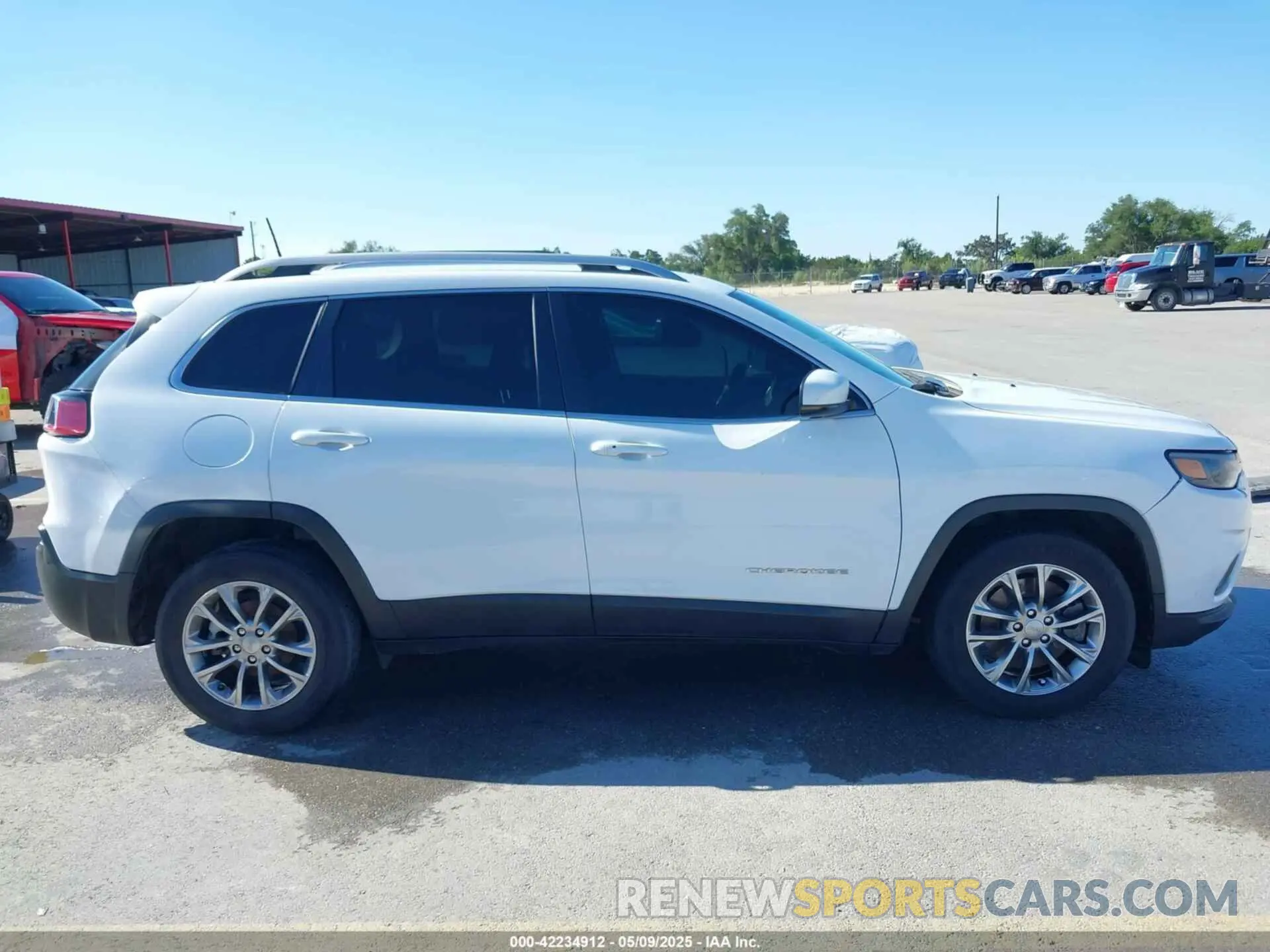 13 Photograph of a damaged car 1C4PJLLB5MD173828 JEEP CHEROKEE 2021