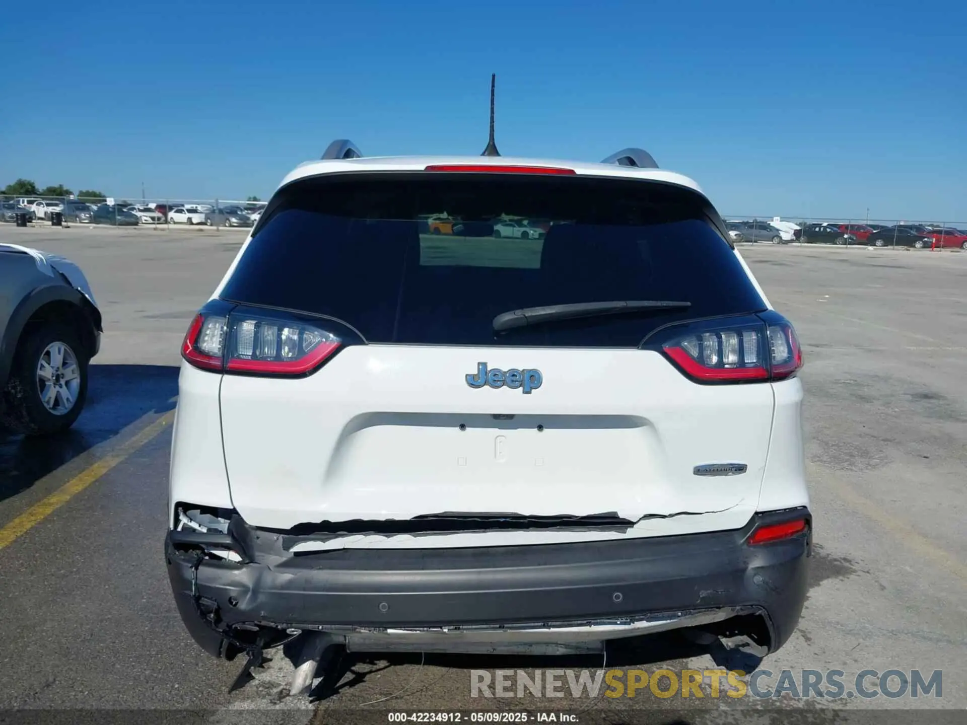 16 Photograph of a damaged car 1C4PJLLB5MD173828 JEEP CHEROKEE 2021