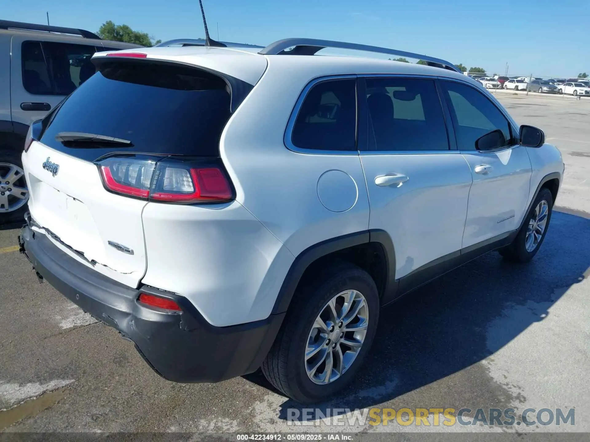 4 Photograph of a damaged car 1C4PJLLB5MD173828 JEEP CHEROKEE 2021